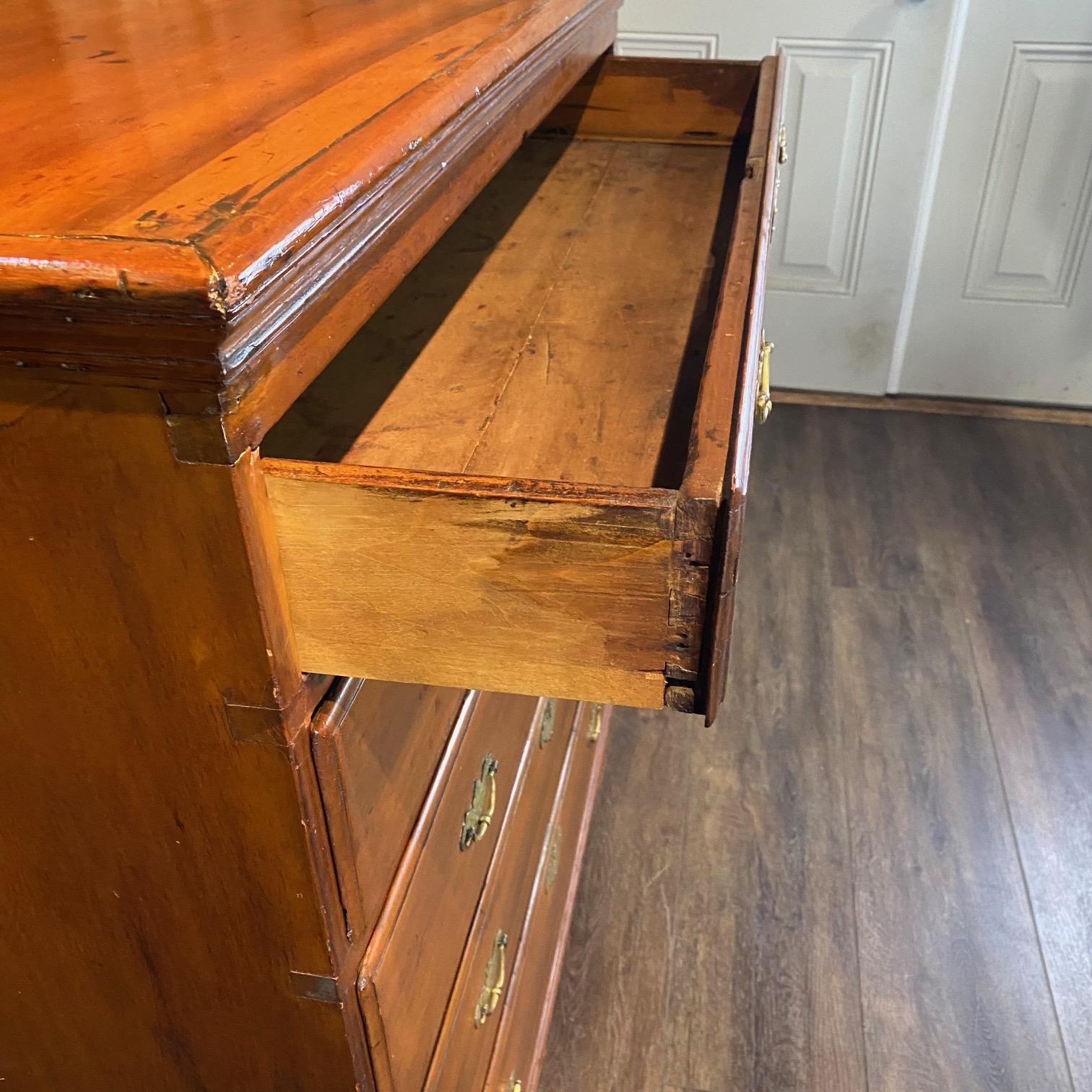 Cassettiera graduata in noce Chippendale americana della fine del XVIII secolo in vendita 5