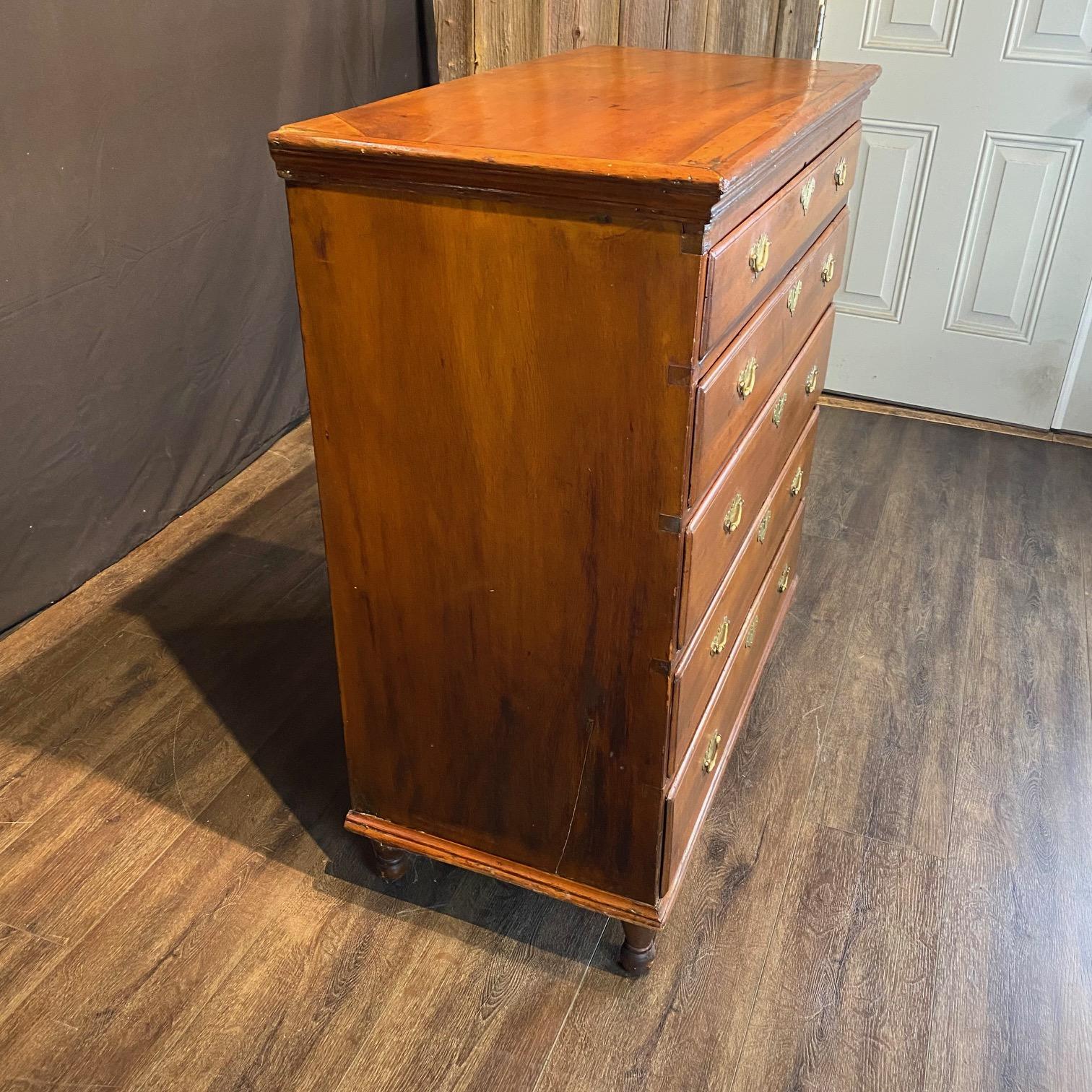 Cassettiera graduata in noce Chippendale americana della fine del XVIII secolo in vendita 6