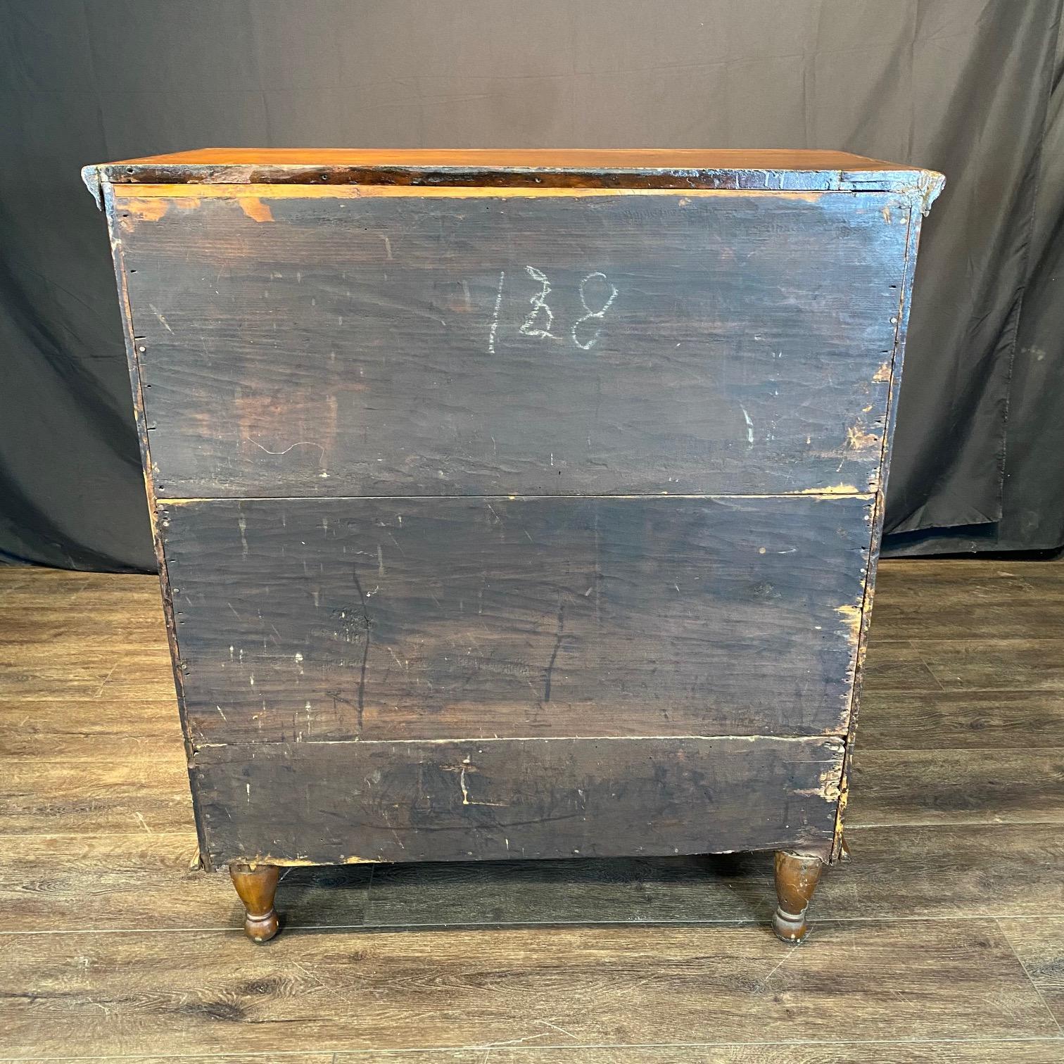 Cassettiera graduata in noce Chippendale americana della fine del XVIII secolo in vendita 8