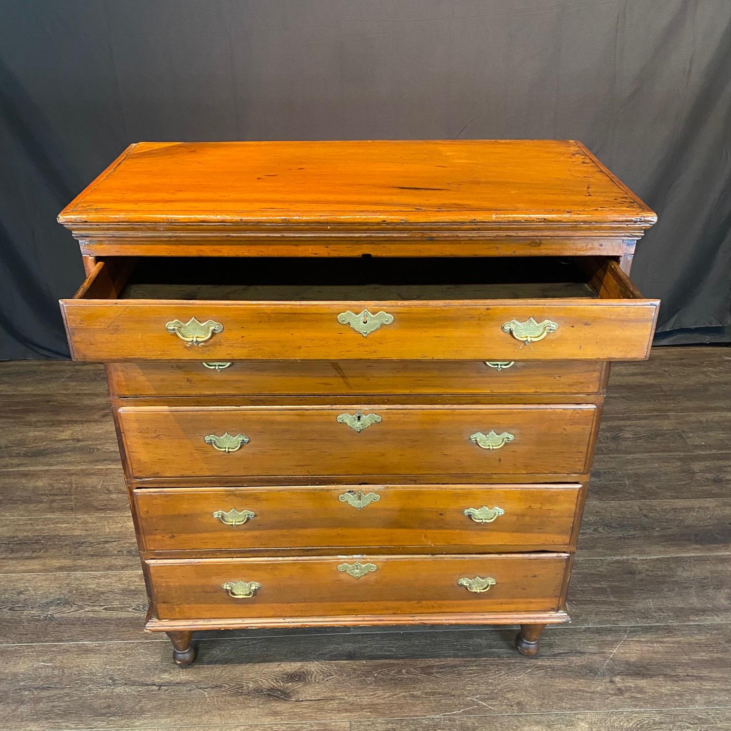 Americano Cassettiera graduata in noce Chippendale americana della fine del XVIII secolo in vendita