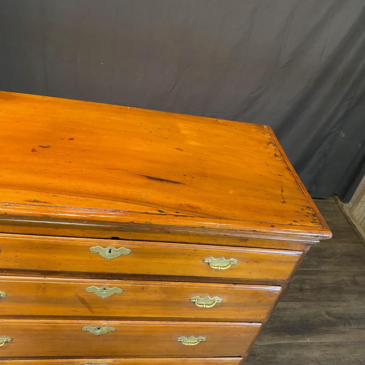 Cassettiera graduata in noce Chippendale americana della fine del XVIII secolo In condizioni buone in vendita a Hopewell, NJ