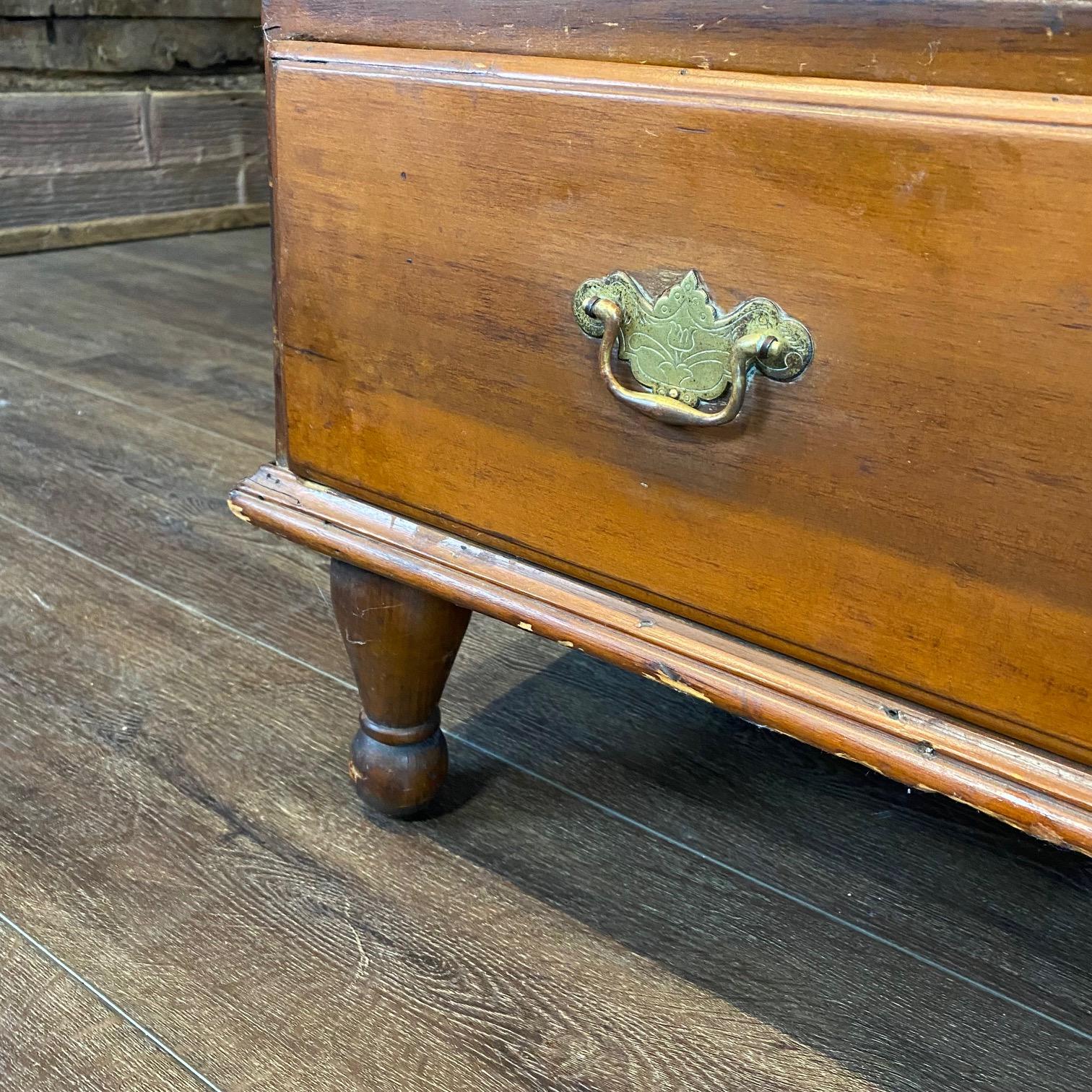 Cassettiera graduata in noce Chippendale americana della fine del XVIII secolo in vendita 2