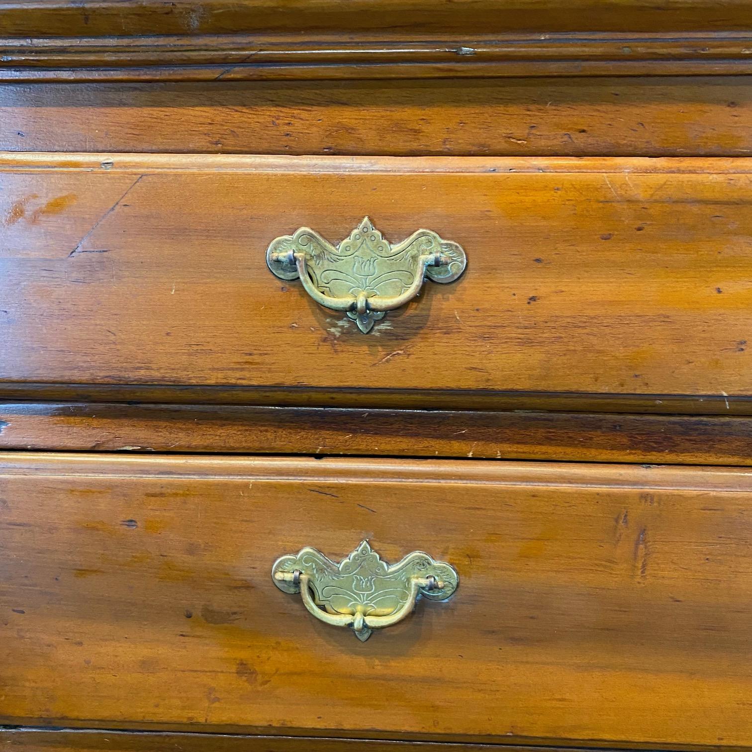 Cassettiera graduata in noce Chippendale americana della fine del XVIII secolo in vendita 3