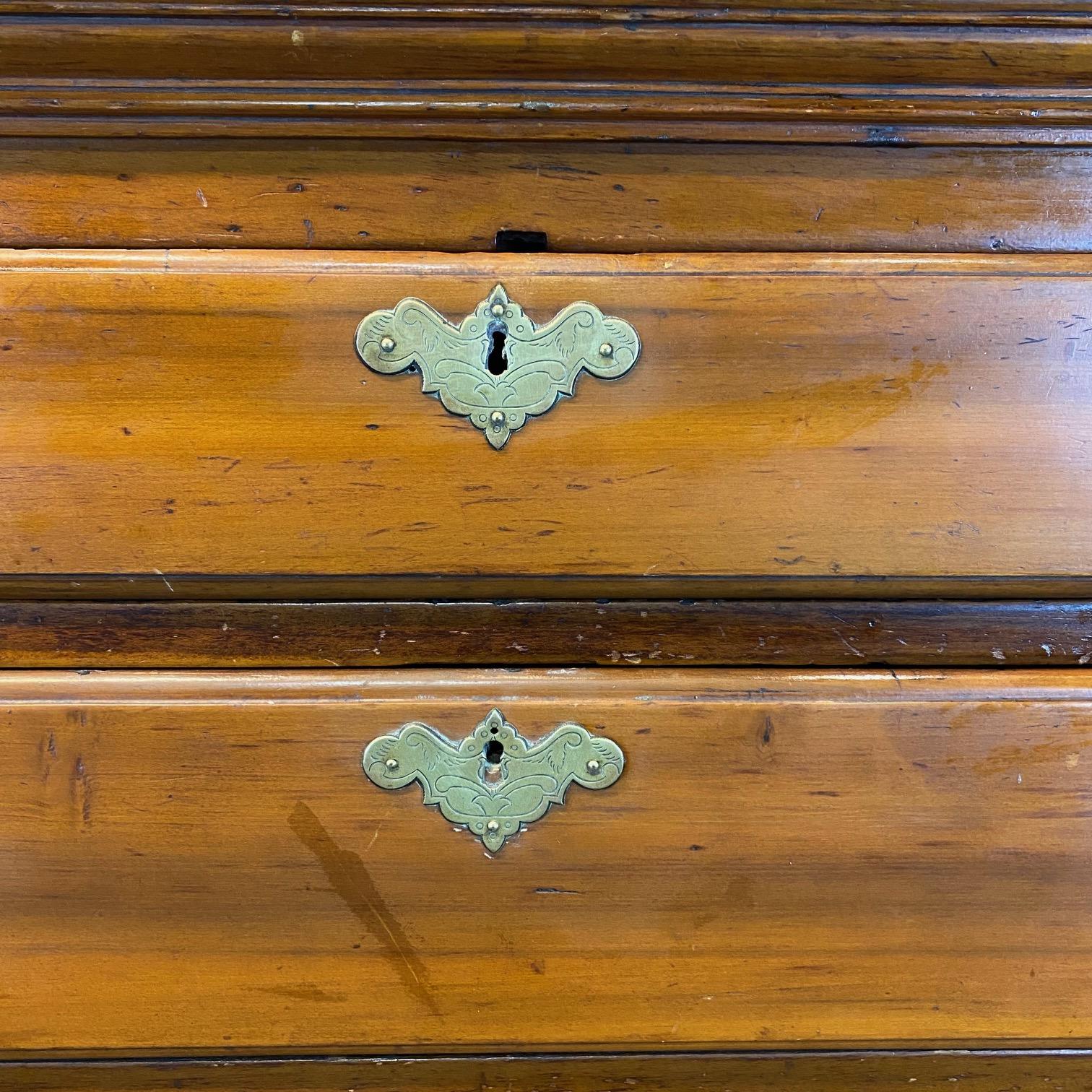 Cassettiera graduata in noce Chippendale americana della fine del XVIII secolo in vendita 4