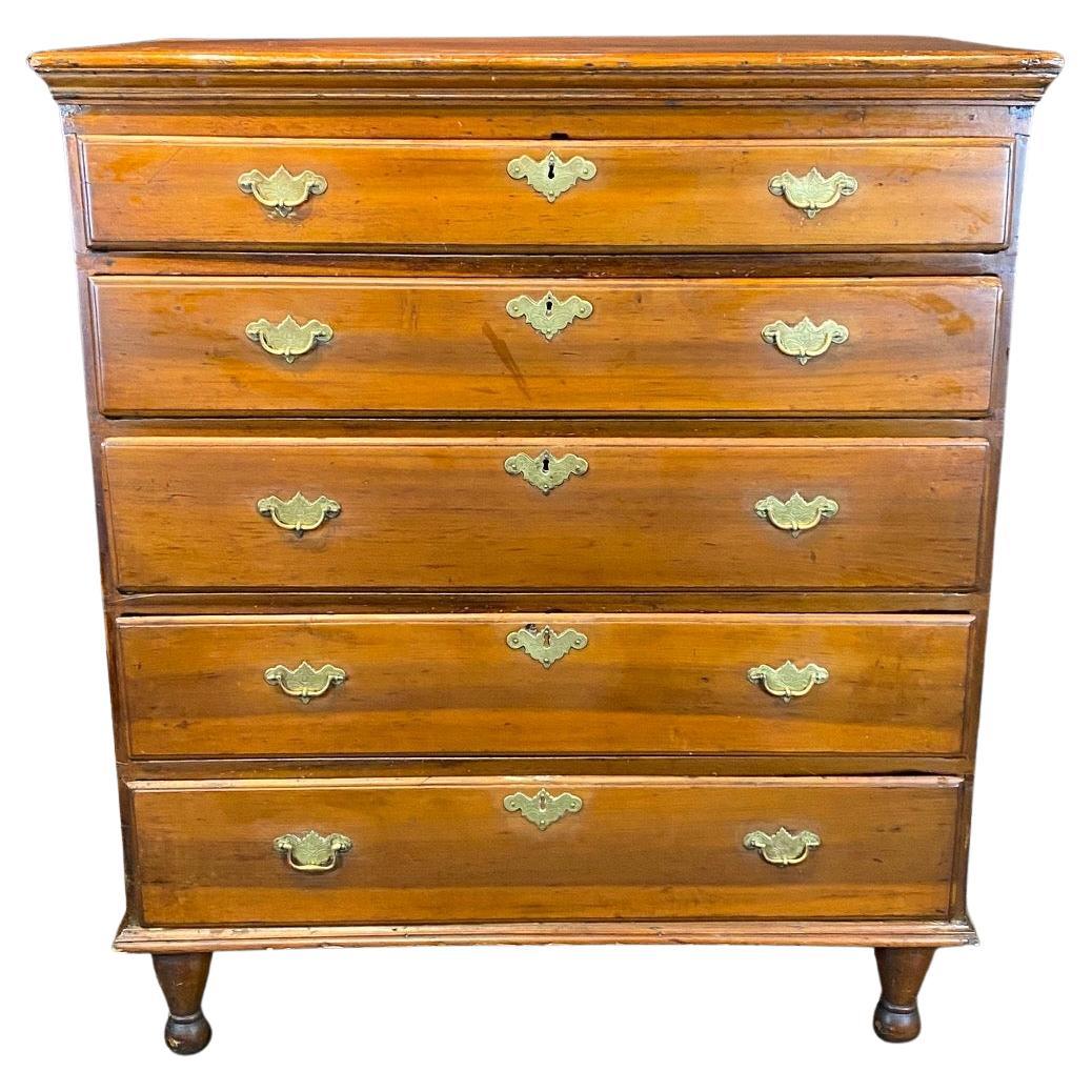 Cassettiera graduata in noce Chippendale americana della fine del XVIII secolo