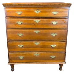 Cassettiera graduata in noce Chippendale americana della fine del XVIII secolo