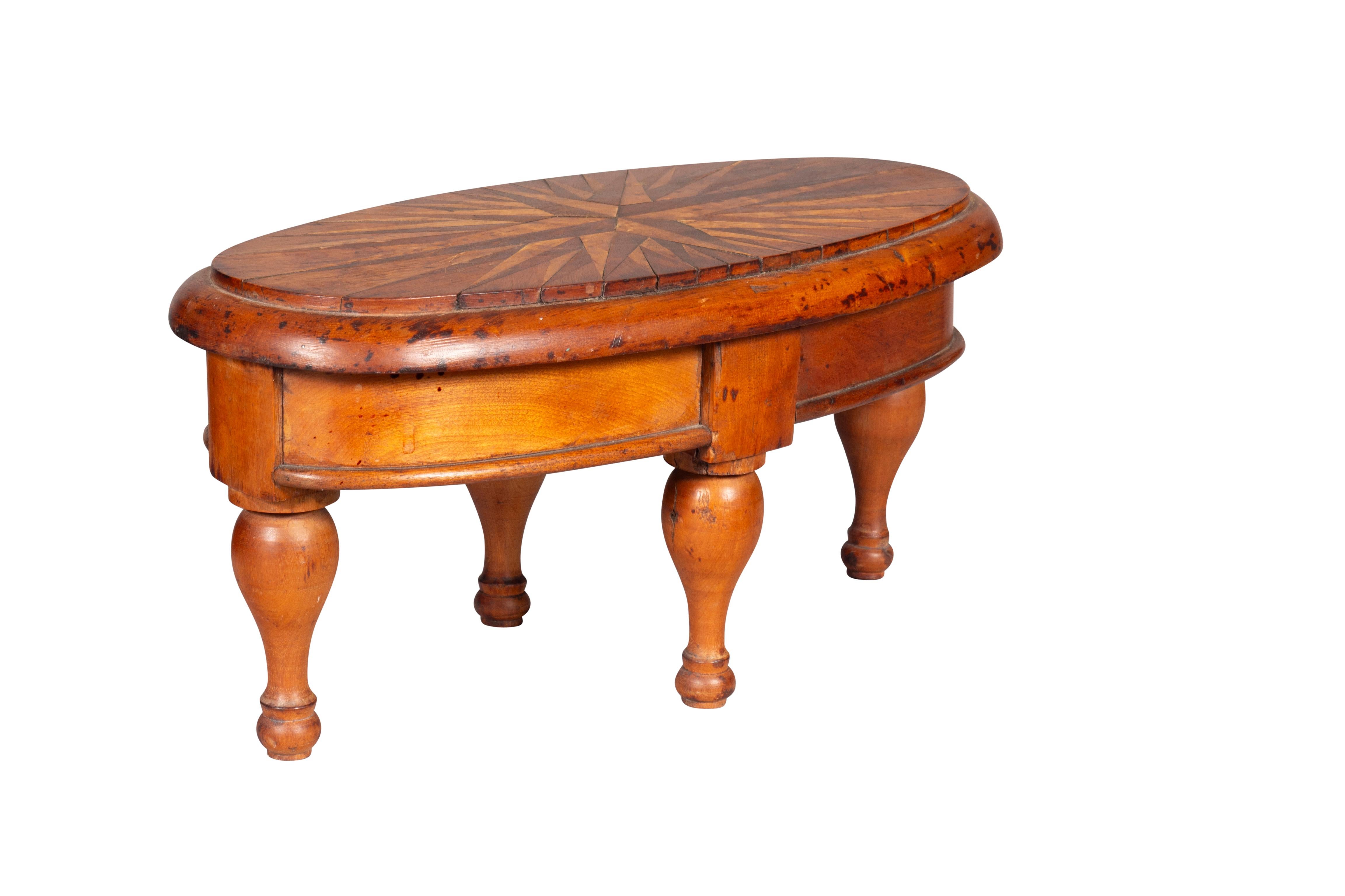American Late Federal Walnut Table Form Centerpiece In Good Condition For Sale In Essex, MA