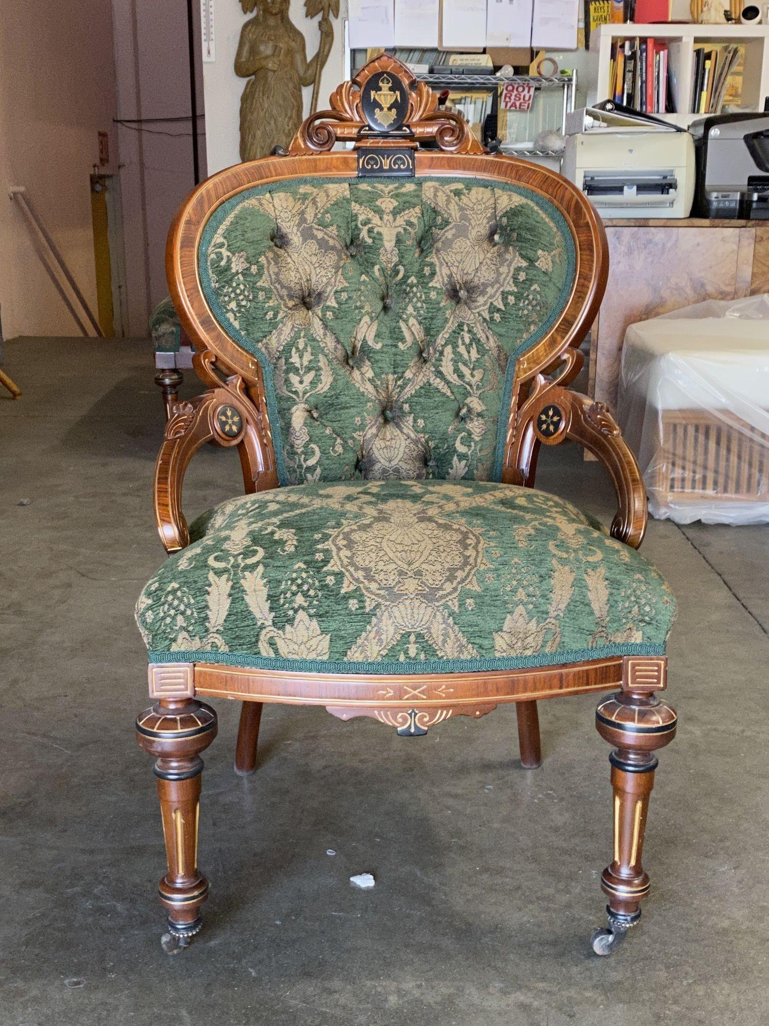 Amerikanisches spätviktorianisches Renaissance-Revival-Sofa & Stuhl-Set 2