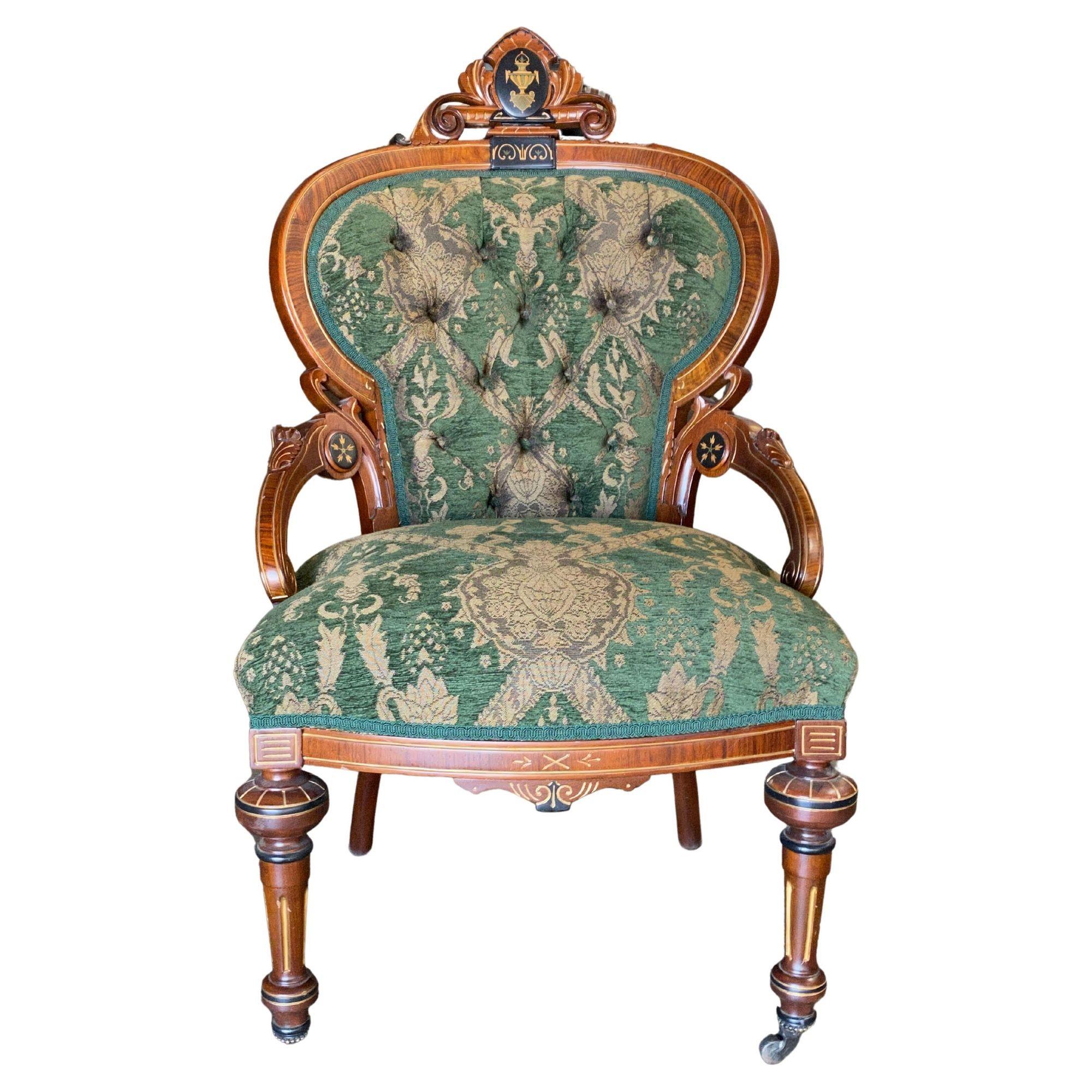 Amerikanisches viktorianisches Renaissance-Revival-Salon-Set des späten 19. Jahrhunderts mit einem Sofa, zwei Clubsesseln und zwei Beistellstühlen. Sie sind aus Nussbaumholz mit ebonisierten und goldfarbenen Intarsien aus Wurzelholz und ebonisierten