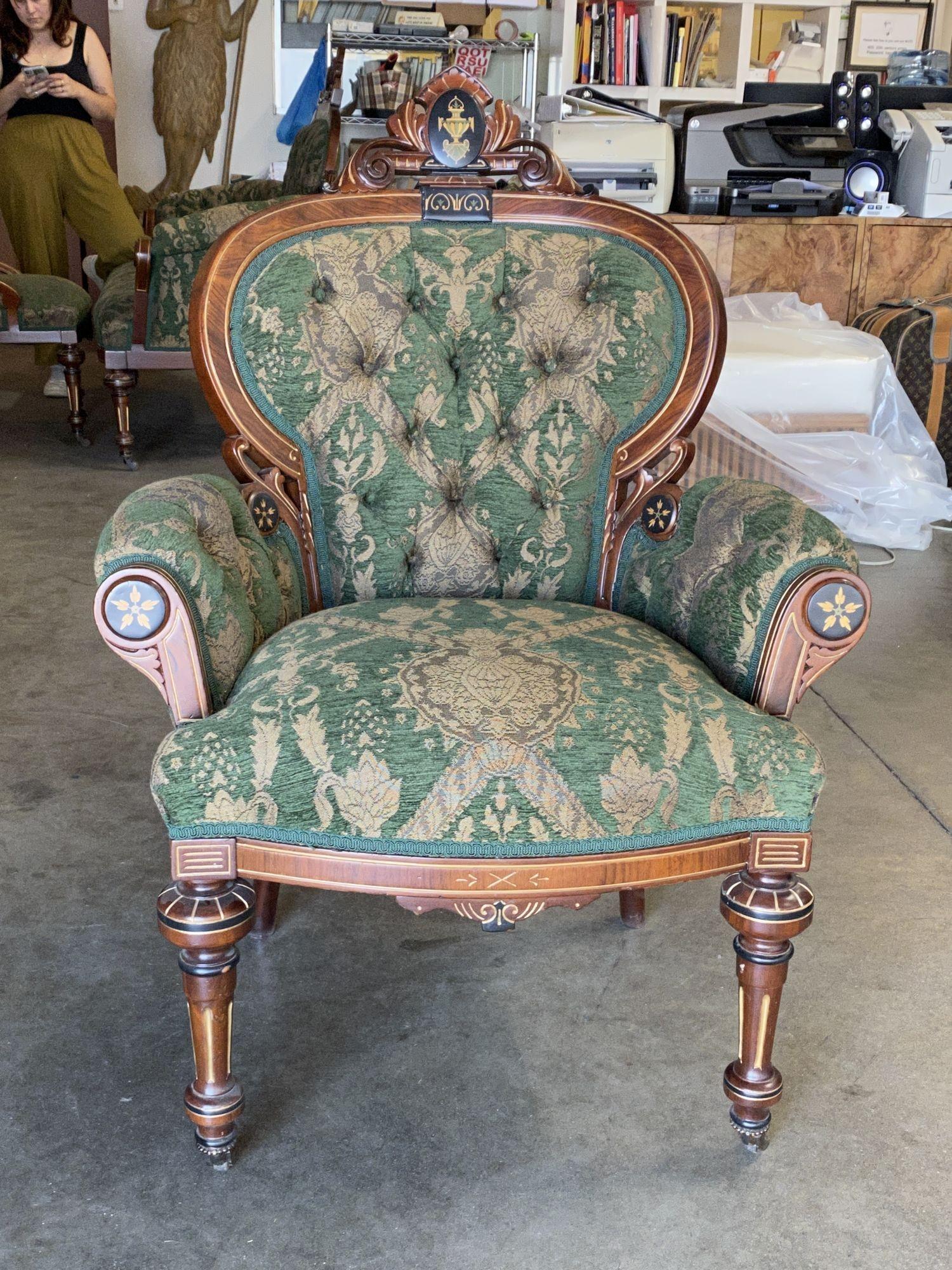 Amerikanisches spätviktorianisches Renaissance-Revival-Sofa & Stuhl-Set im Angebot 1