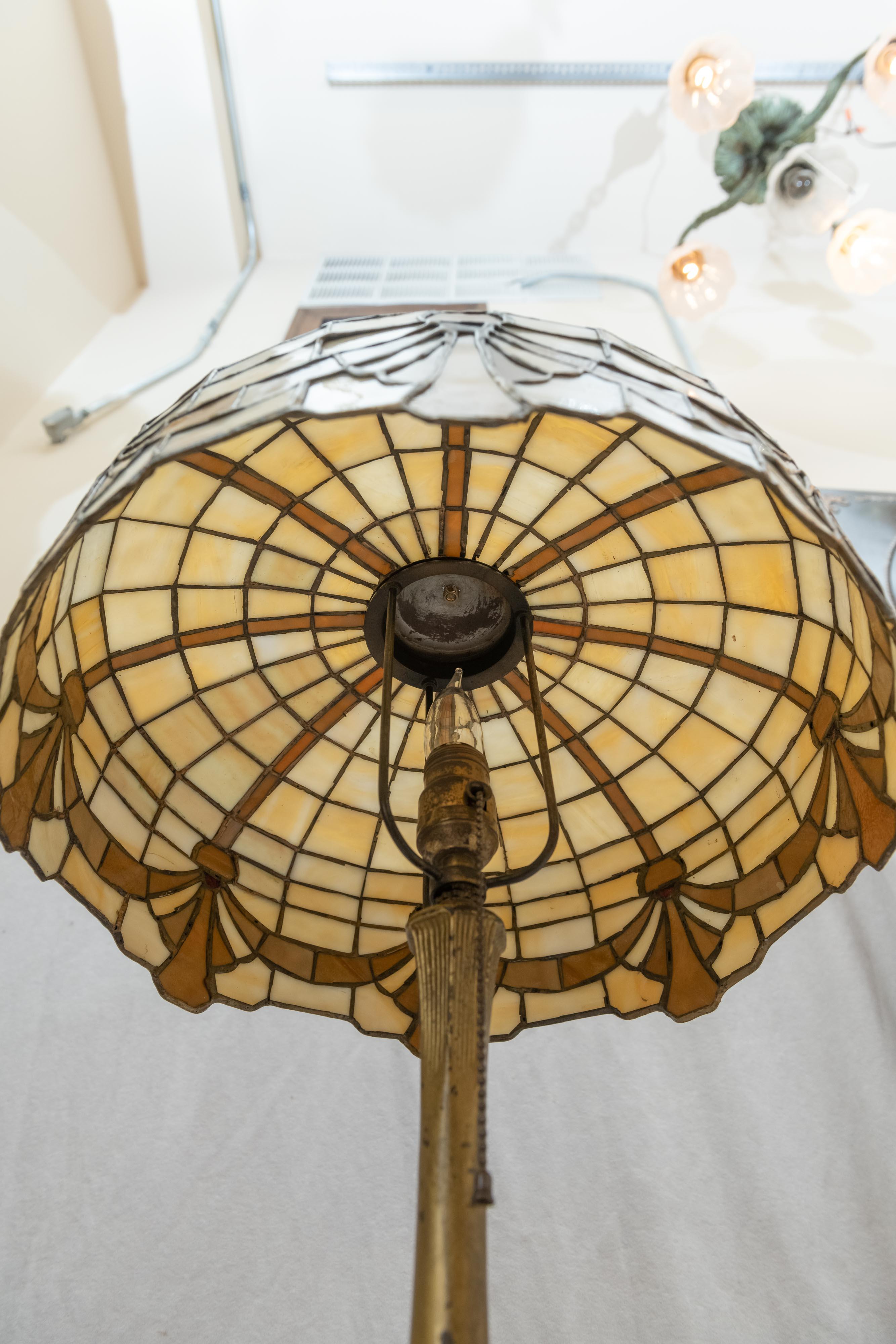 American Leaded Glass Table Lamp by Lamb Bros, Napanee Indiana, circa 1910 In Good Condition In Petaluma, CA