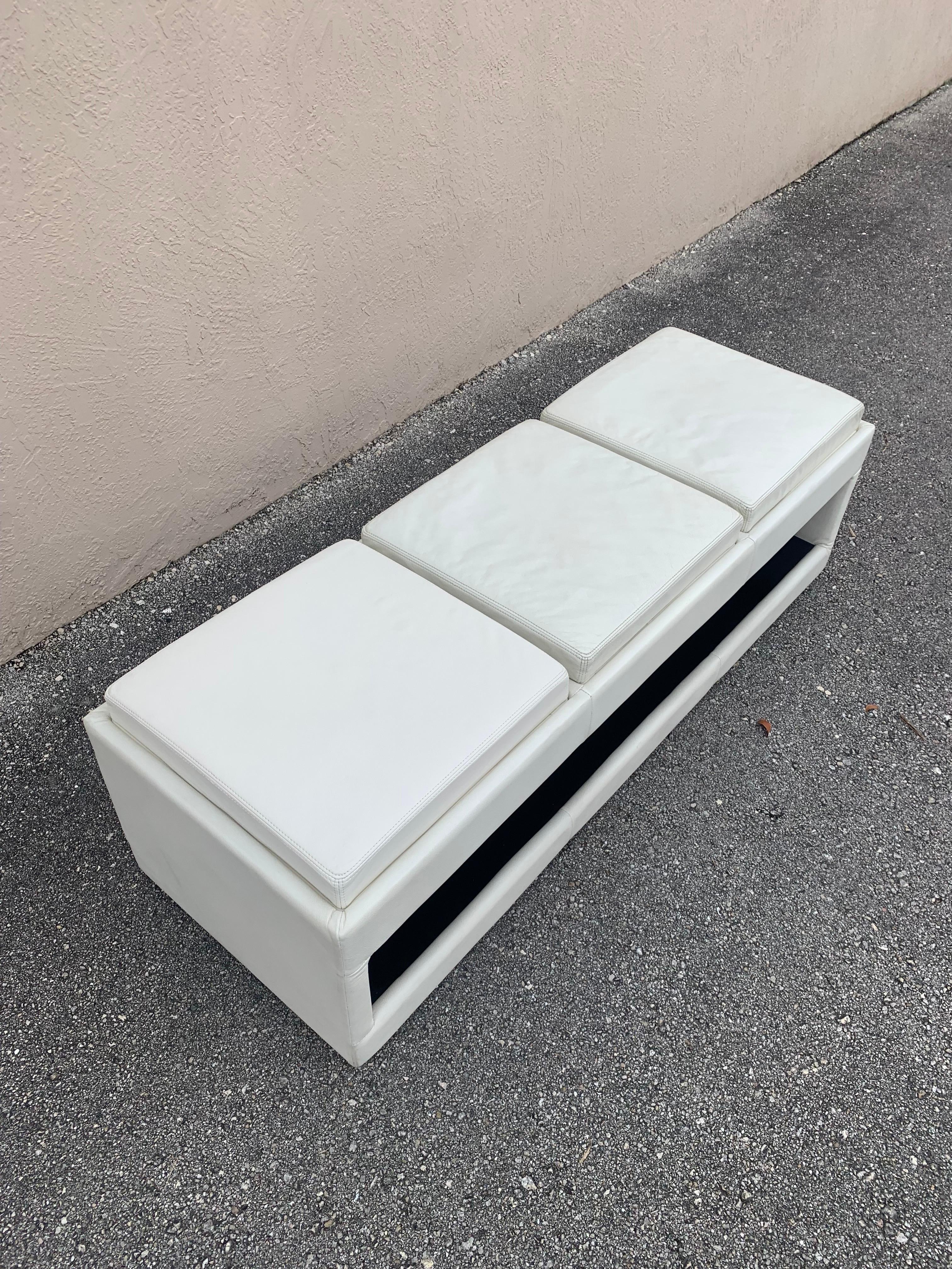 American Leather 3 Seat Bench in White In Good Condition For Sale In Boynton Beach, FL