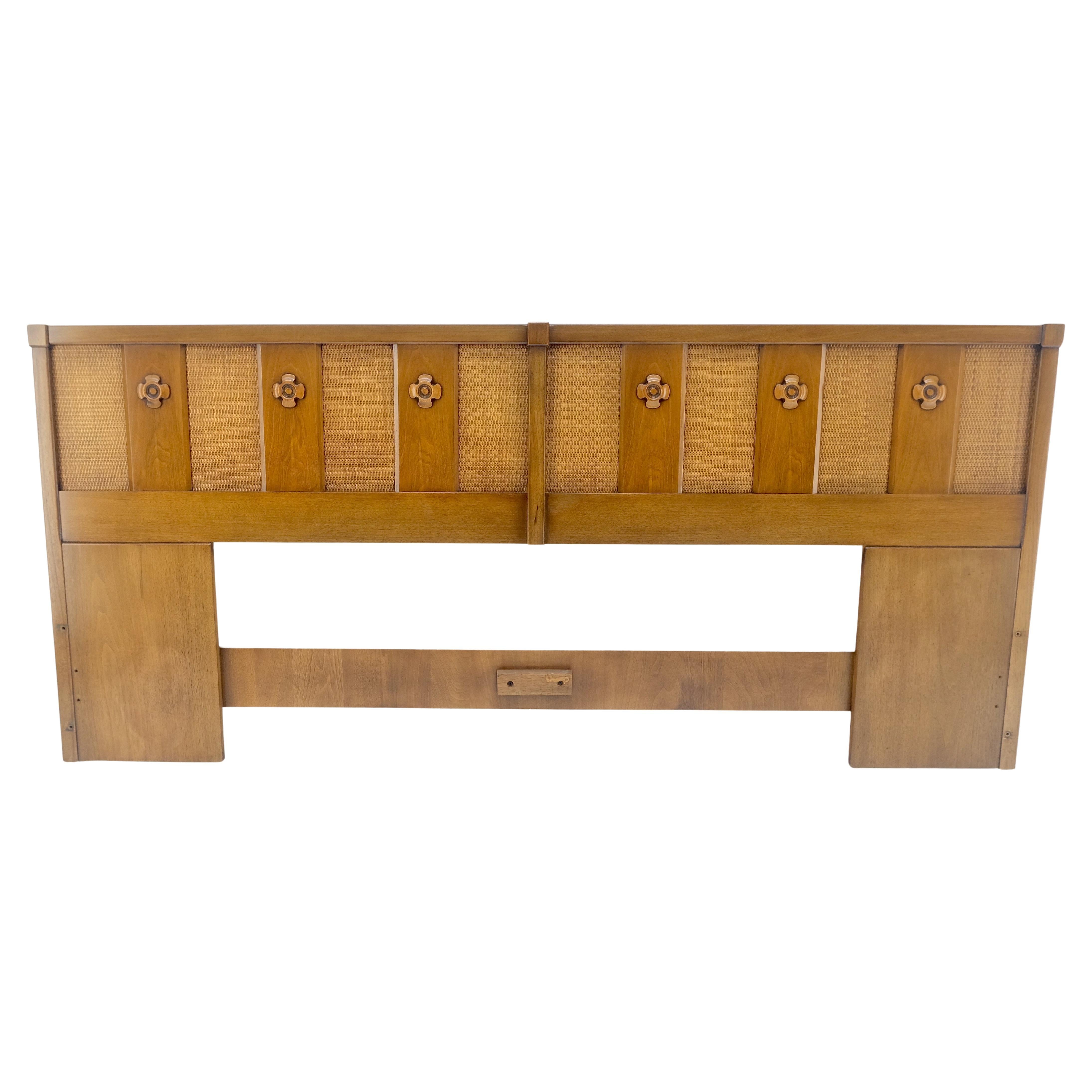 Mid-Century Modern Tête de lit King Size en noyer Light Cane décorée de rosettes de trèfles MINT ! en vente