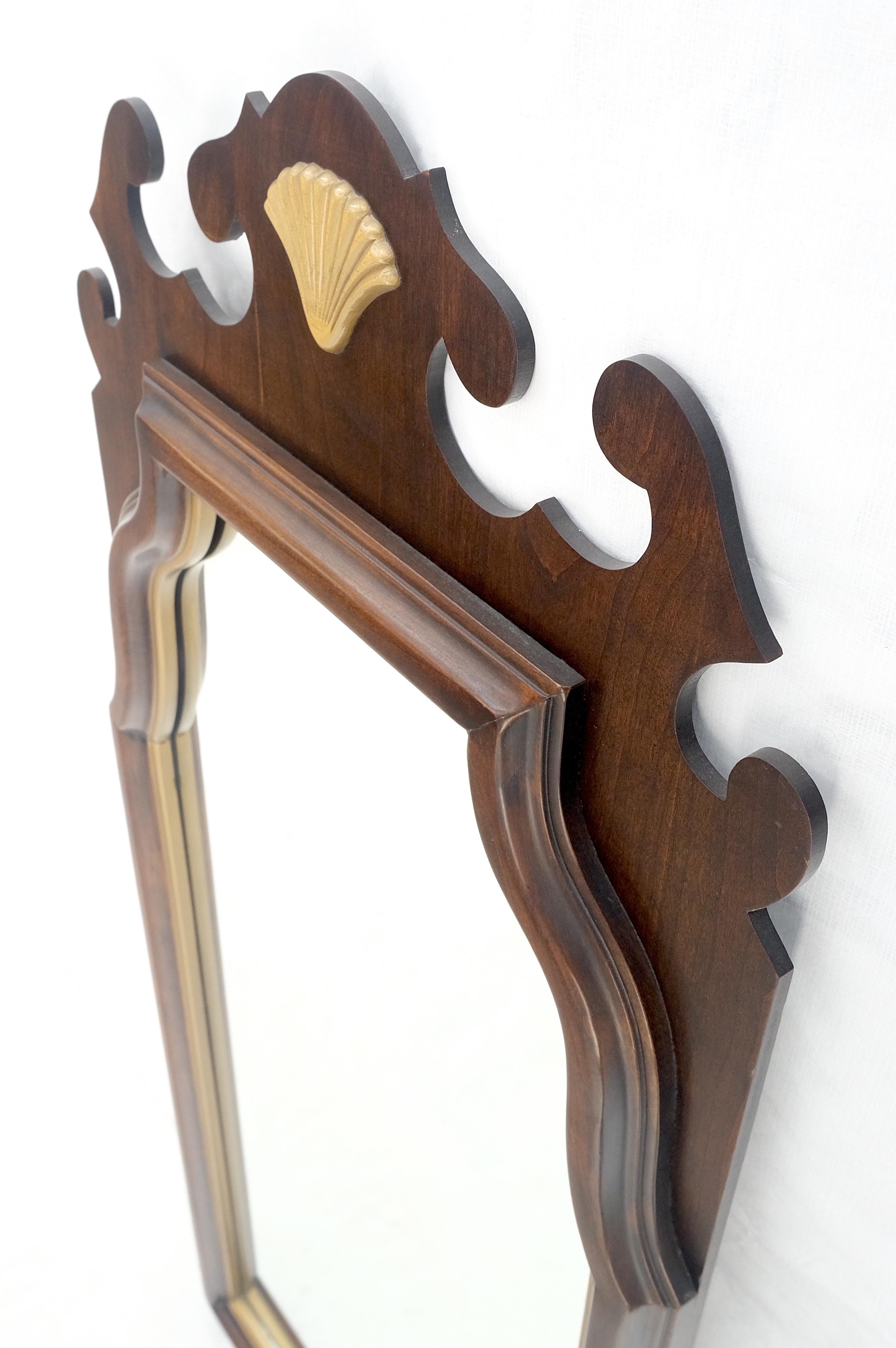 Chippendale Specchio da parete decorato in noce chiaro americano dorato con corona smerlata MINT in vendita