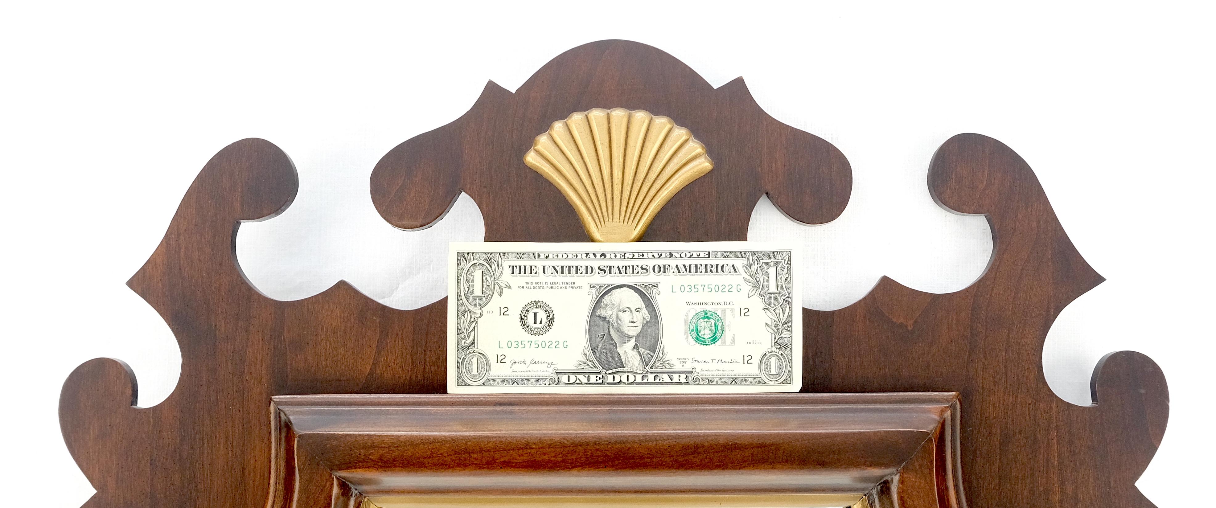 Americano Specchio da parete decorato in noce chiaro americano dorato con corona smerlata MINT in vendita