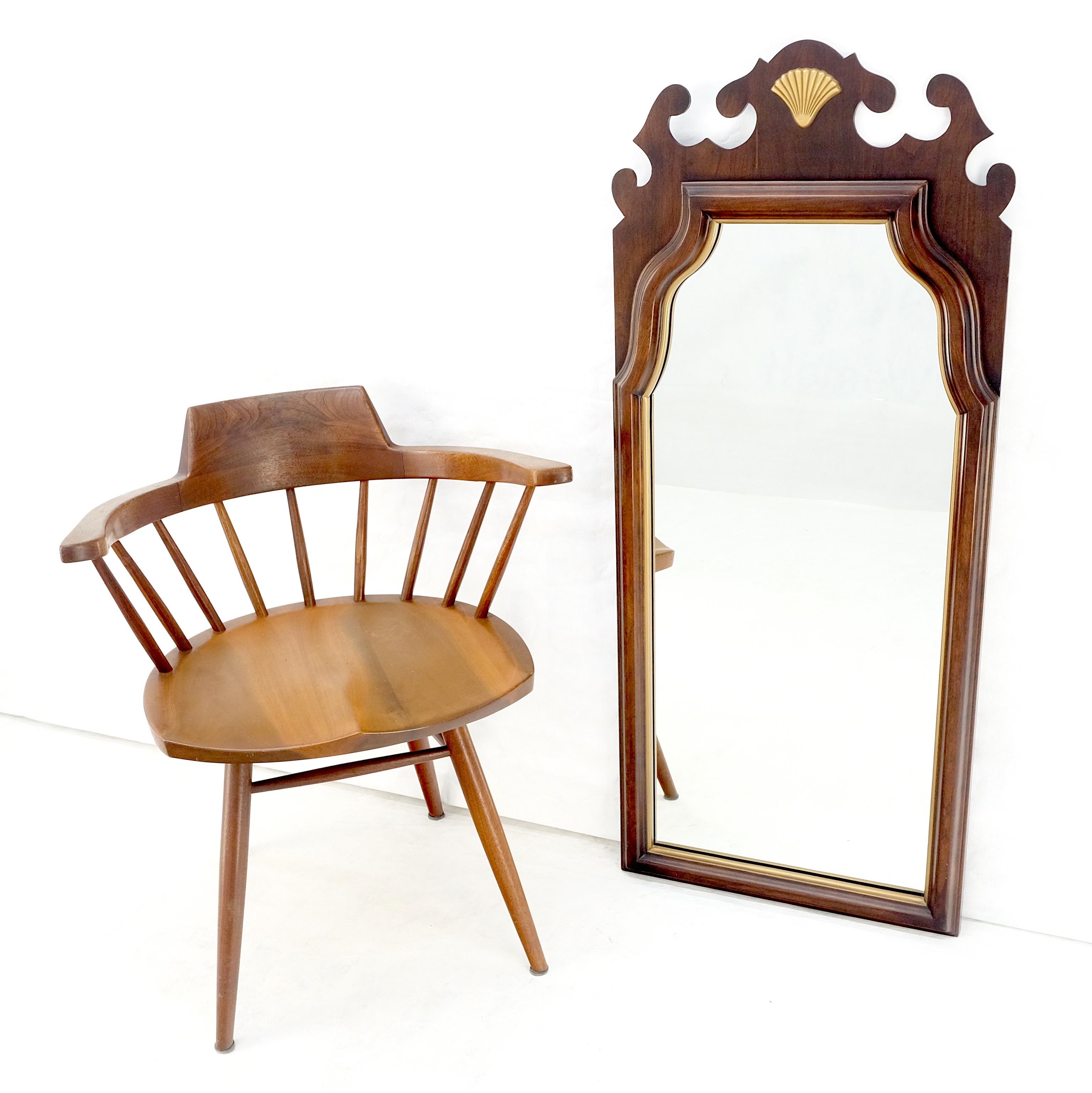 Specchio da parete decorato in noce chiaro americano dorato con corona smerlata MINT in vendita 1