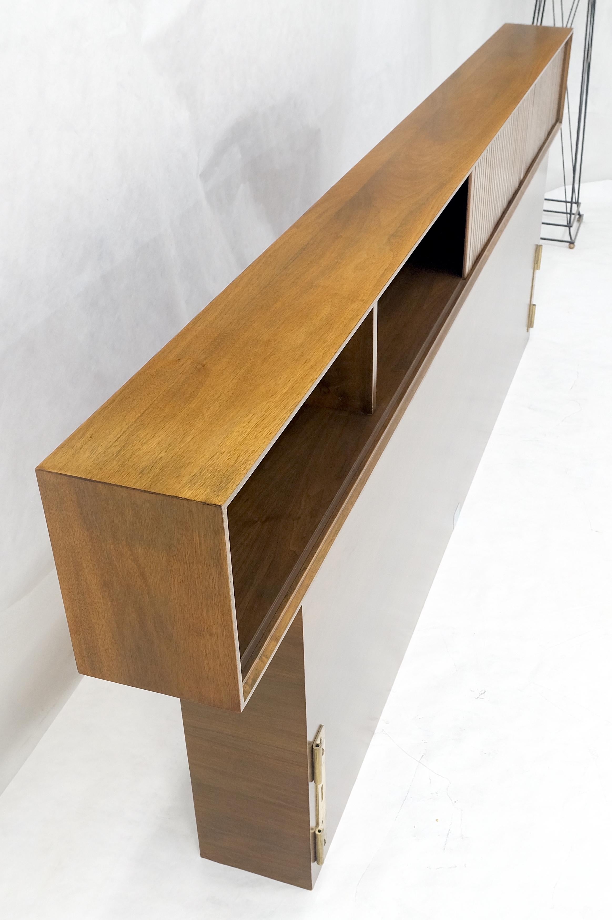 Cabecero de cama King con puerta de persiana en nogal claro americano en venta 3