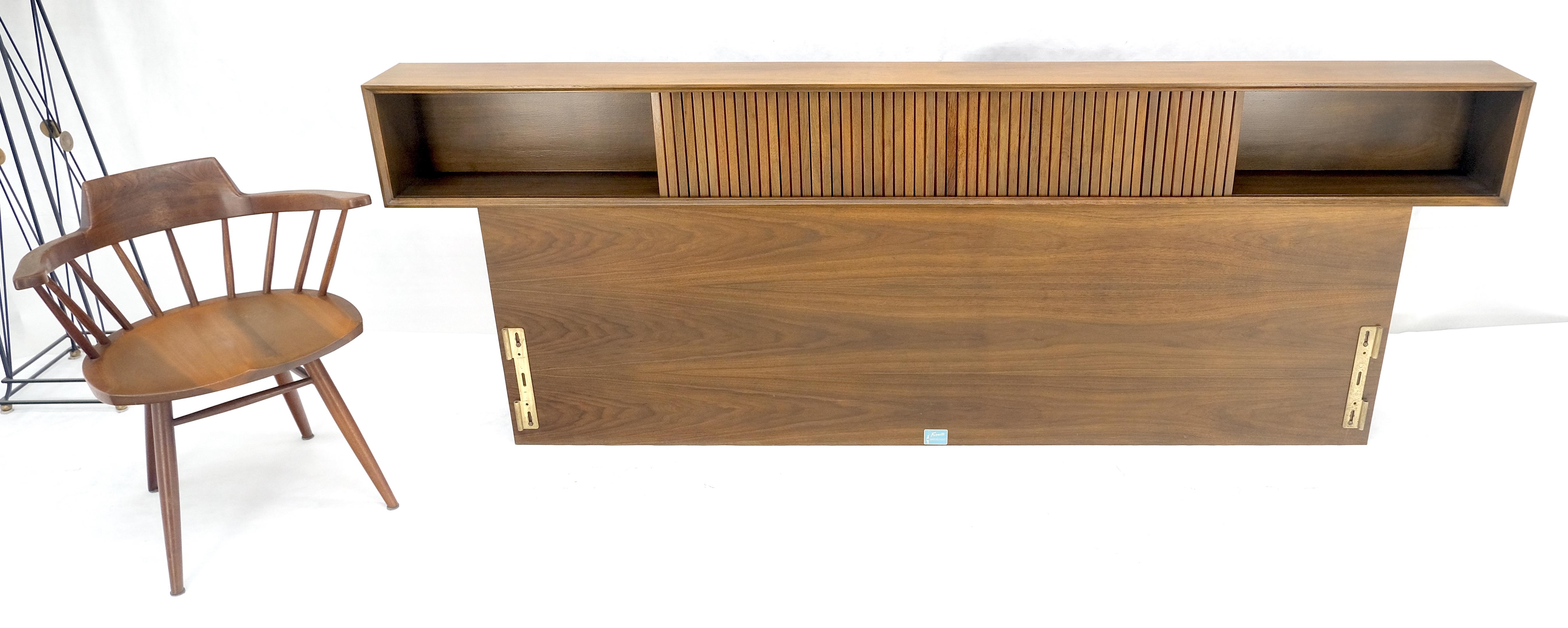 Cabecero de cama King con puerta de persiana en nogal claro americano en Bueno estado para la venta en Rockaway, NJ