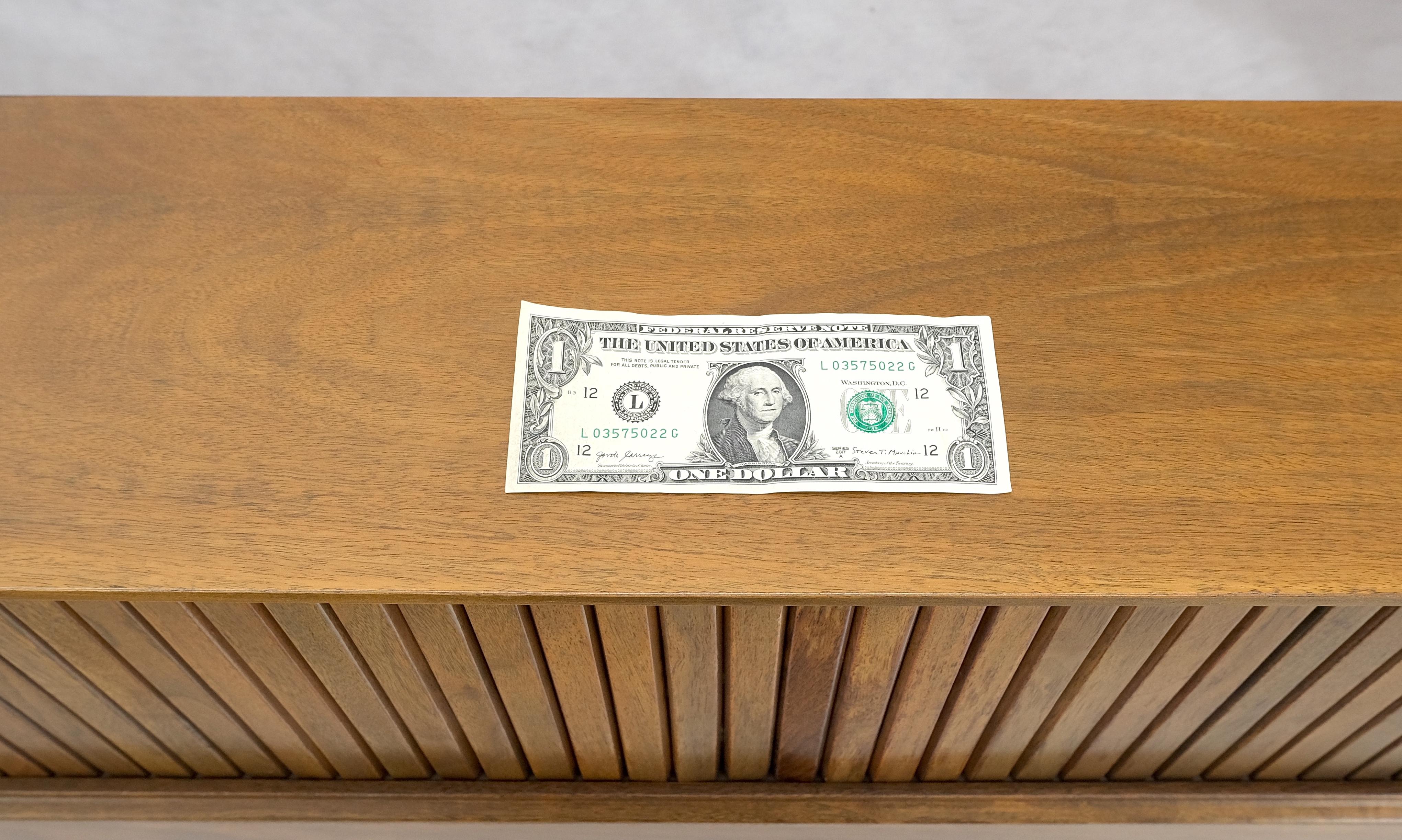 Cabecero de cama King con puerta de persiana en nogal claro americano siglo XX en venta