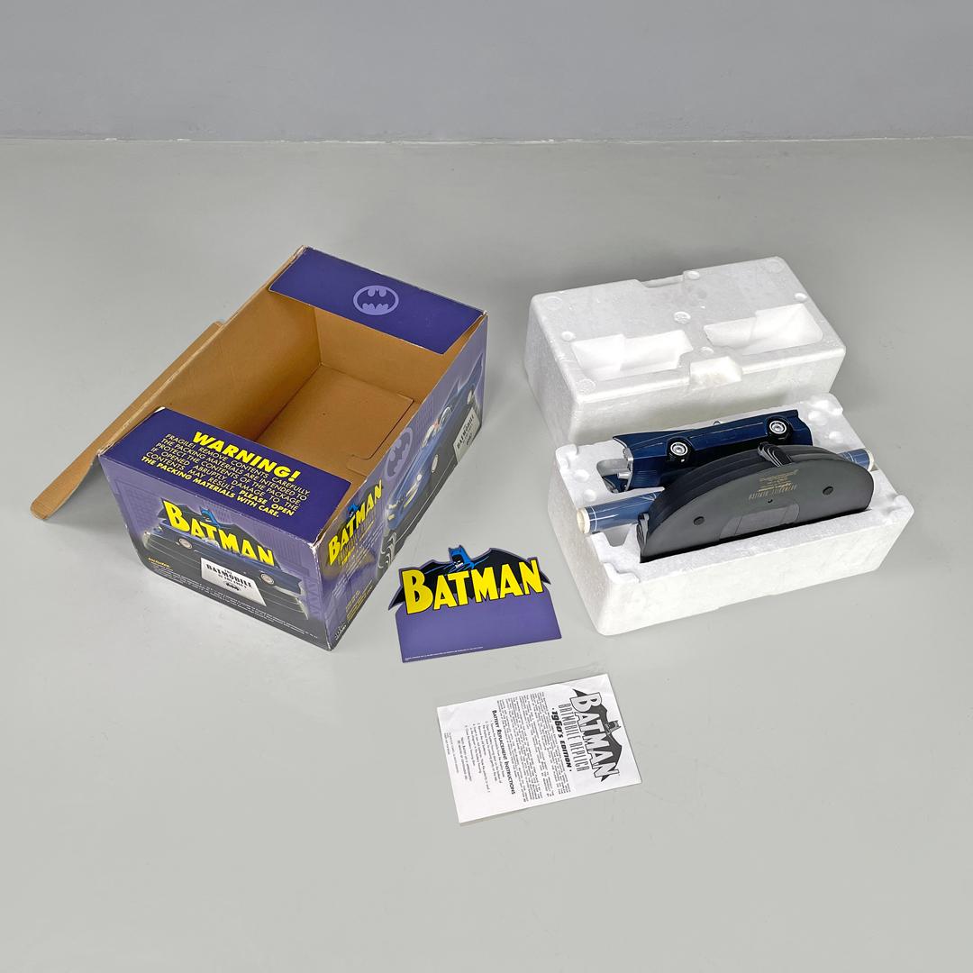 American limited edition Batmobile 60s model replica 0262/1500 DC Direct, 2000s
Batman Batmobile model replica of the 60s model, limited edition. Box with polystyrene packaging, poster, model of the blue car with glitter finish with black pedestal,