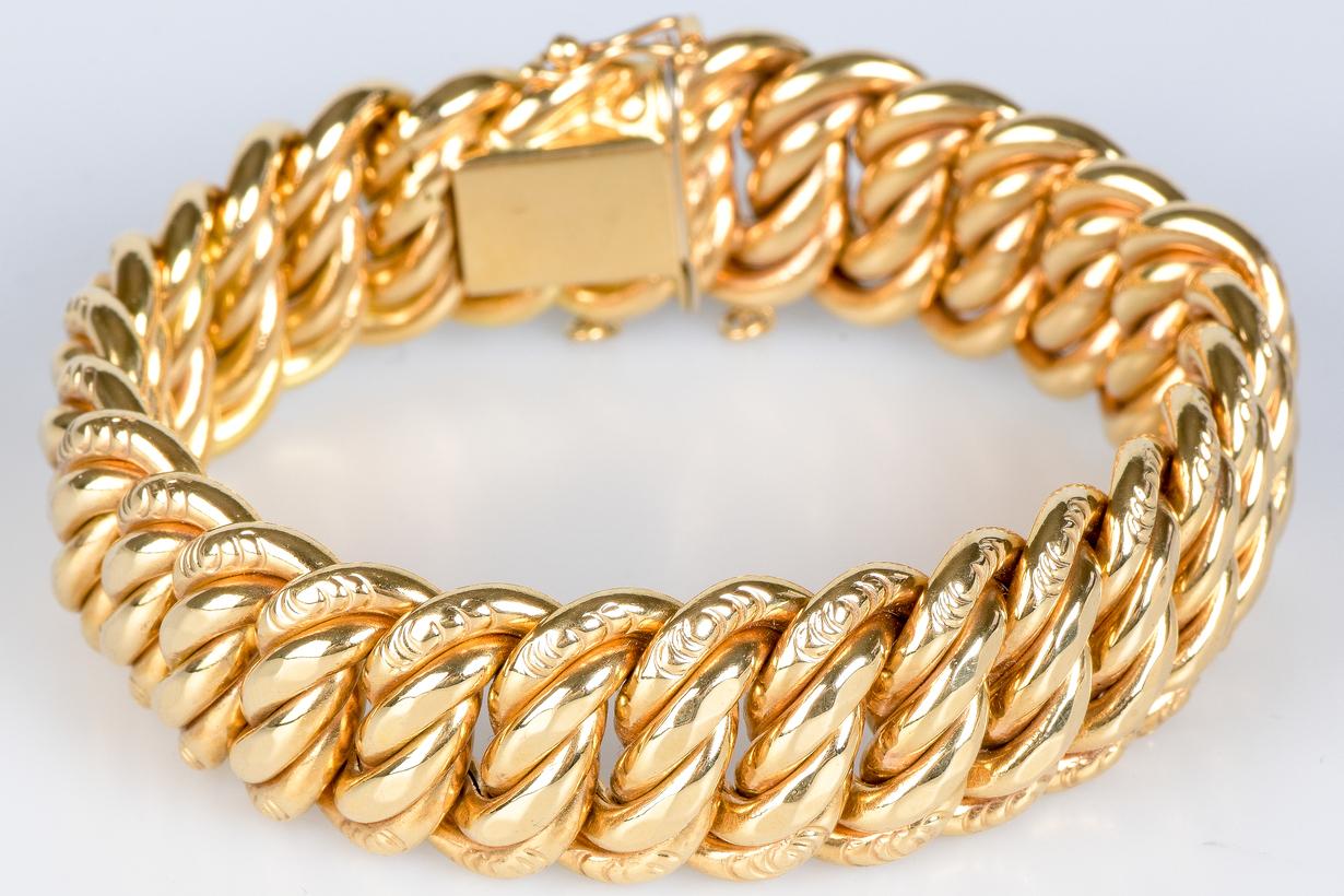 This superb American link bracelet in 18-carat yellow gold is the epitome of timeless elegance. 

Each link is carefully designed to capture the light sublimely, making the bracelet sparkle with every movement of your wrist. 

The discreet,