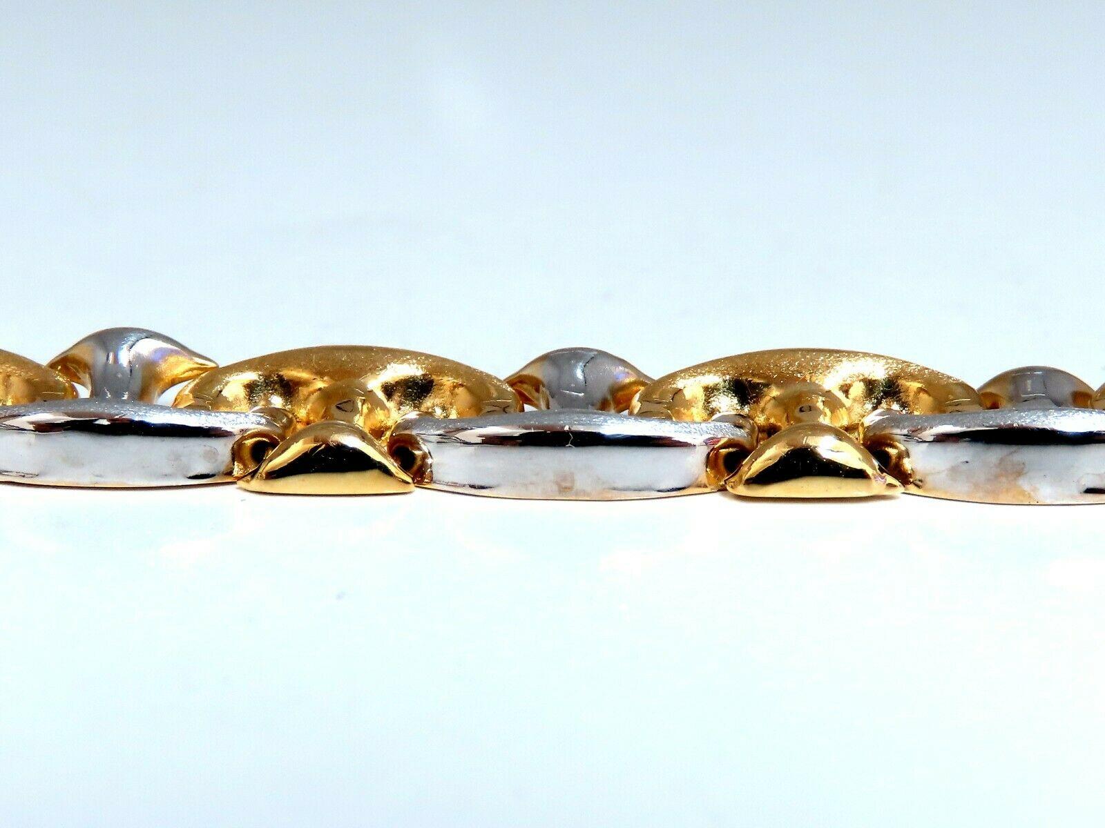 Amerikanisches Link verflochtenes Kettenarmband

Glatte, hochglänzende Sandstrahlbehandlung an den Enden

7 Zoll / tragbare Länge

11,6 Gramm.

8.6mm breite Glieder

14kt Gelb-/Weißgold.

Sicherer & komfortabler Verschluss 