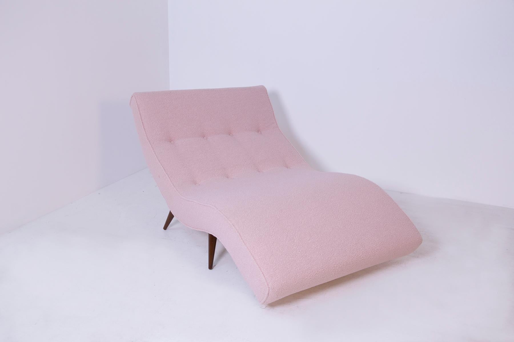 Elegant and comfortable American lounge chair from the 1950s.
The lounge chair has been refreshed in pink bouclé. Its perfectly conical feet give elegance and stability to the seat. The comfort of the seat is given by the wave line where the body