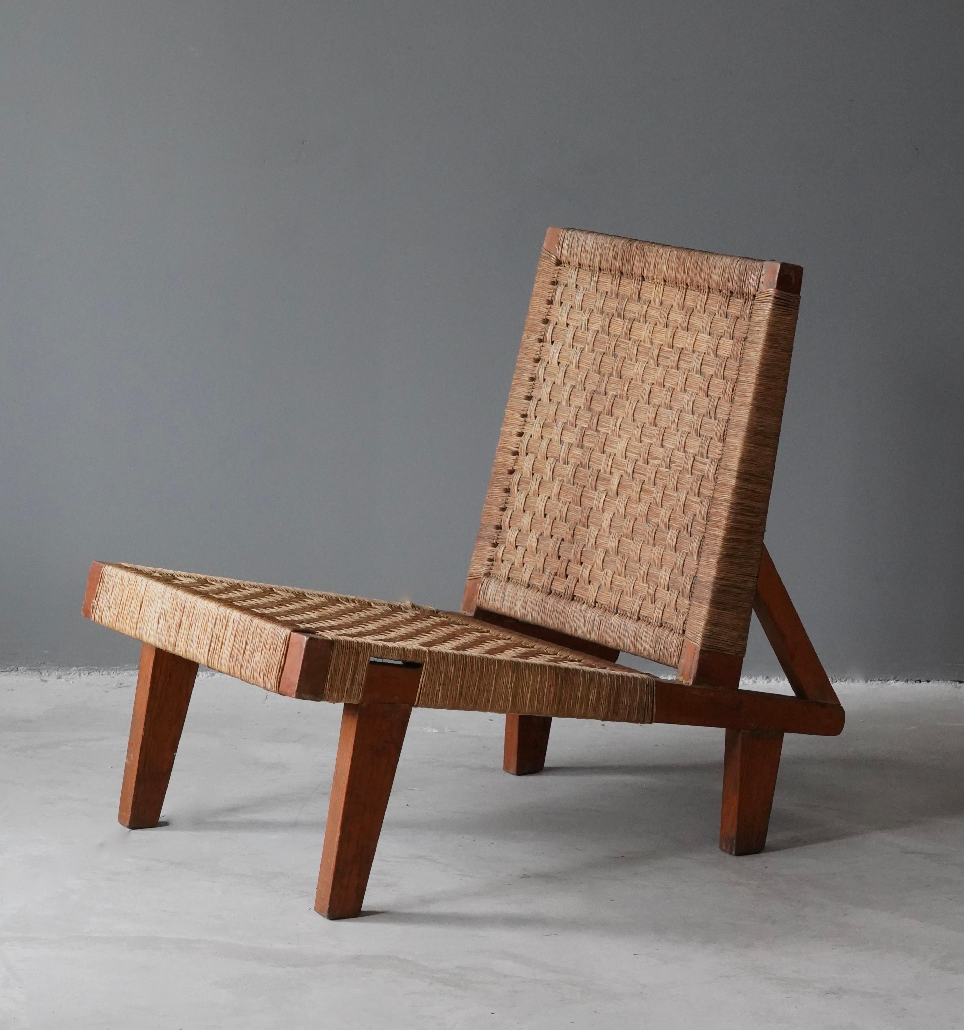 A lounge chair / slipper chair. Walnut and original woven rattan / cane seat and back.

Other notable American designers of the era include Edward Wormley, Harvey Probber, T.H. Robsjohn Gibbings.






 