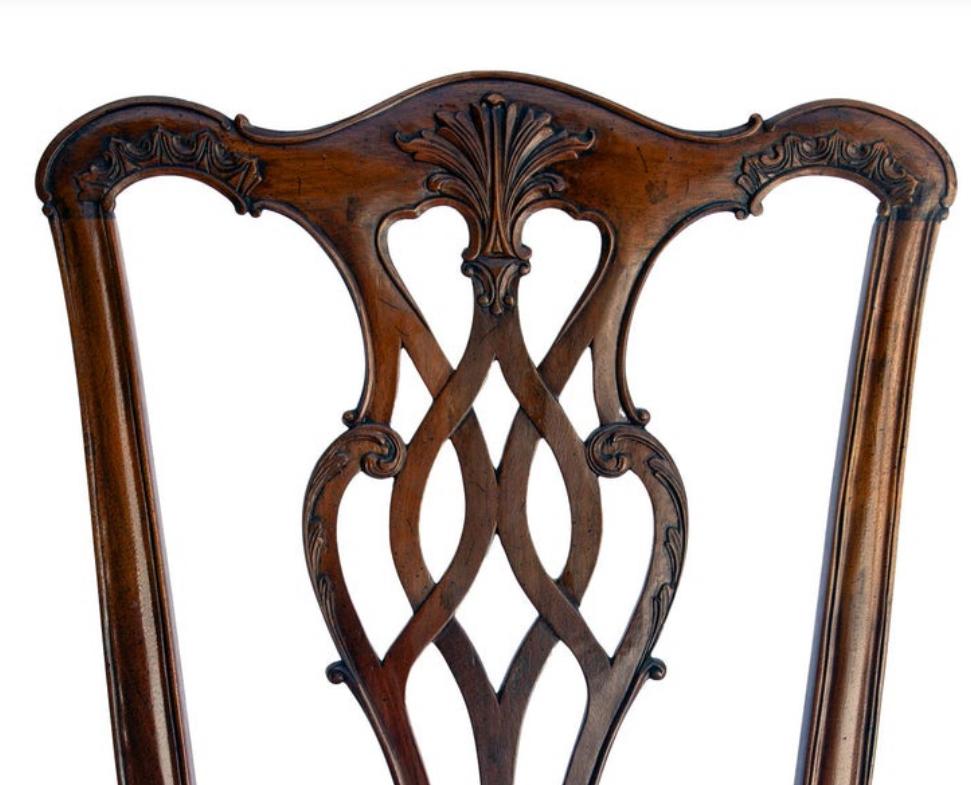 Superbe ensemble de chaises de salle à manger de style Chippendale géorgien, avec des sculptures traditionnelles, dont un dosseret central ajouré et sculpté. Sièges nouvellement rembourrés en damas italien brûlé et passepoil en soie fine. Les pieds
