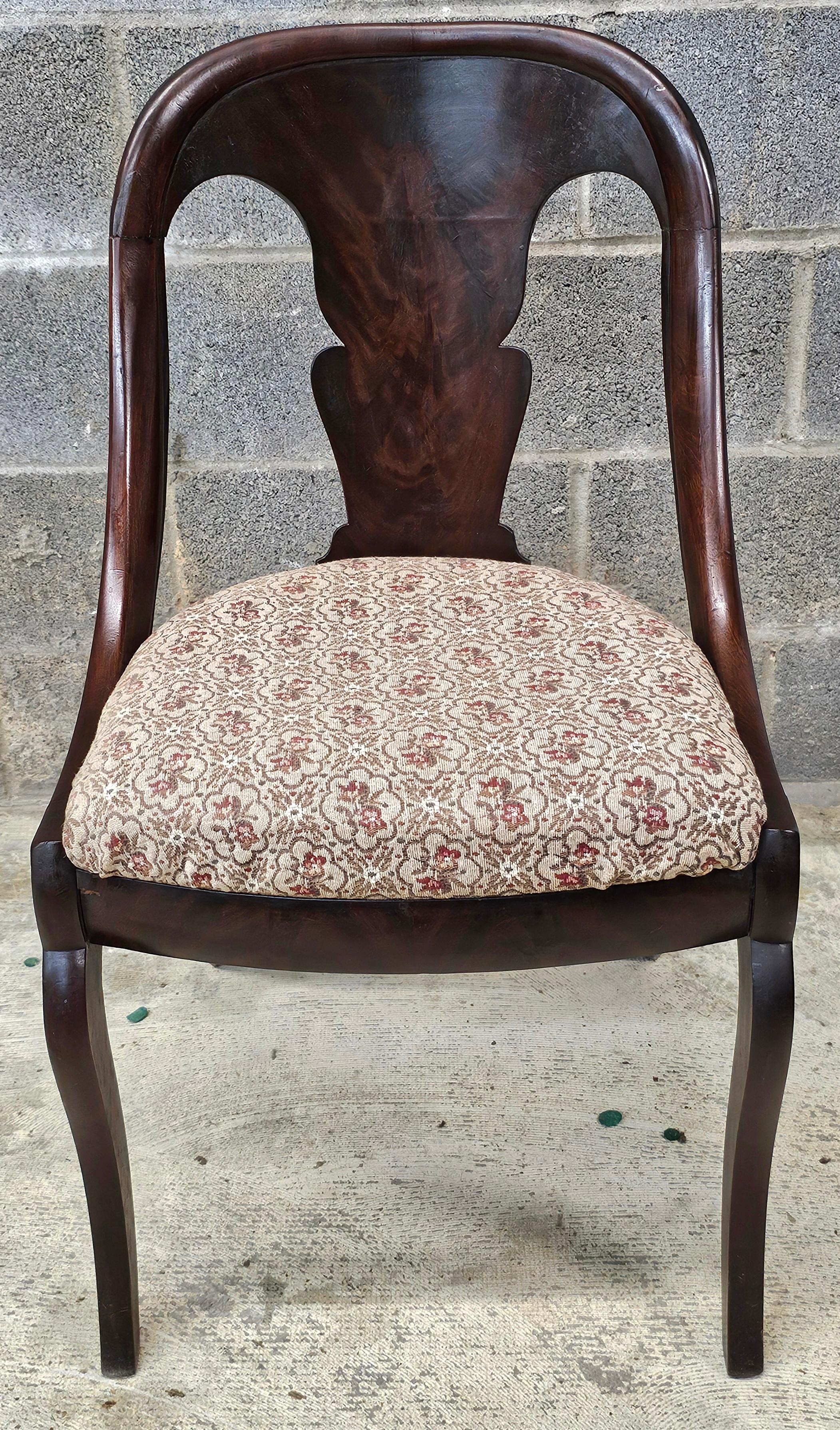 A Restored American mahogany and figured mahogany veneered gondola chair. The chair feature a boxed slip seat & single vertical baluster form silhouette back splat below a crest rail. The back is defined by a continuous bull nose molding