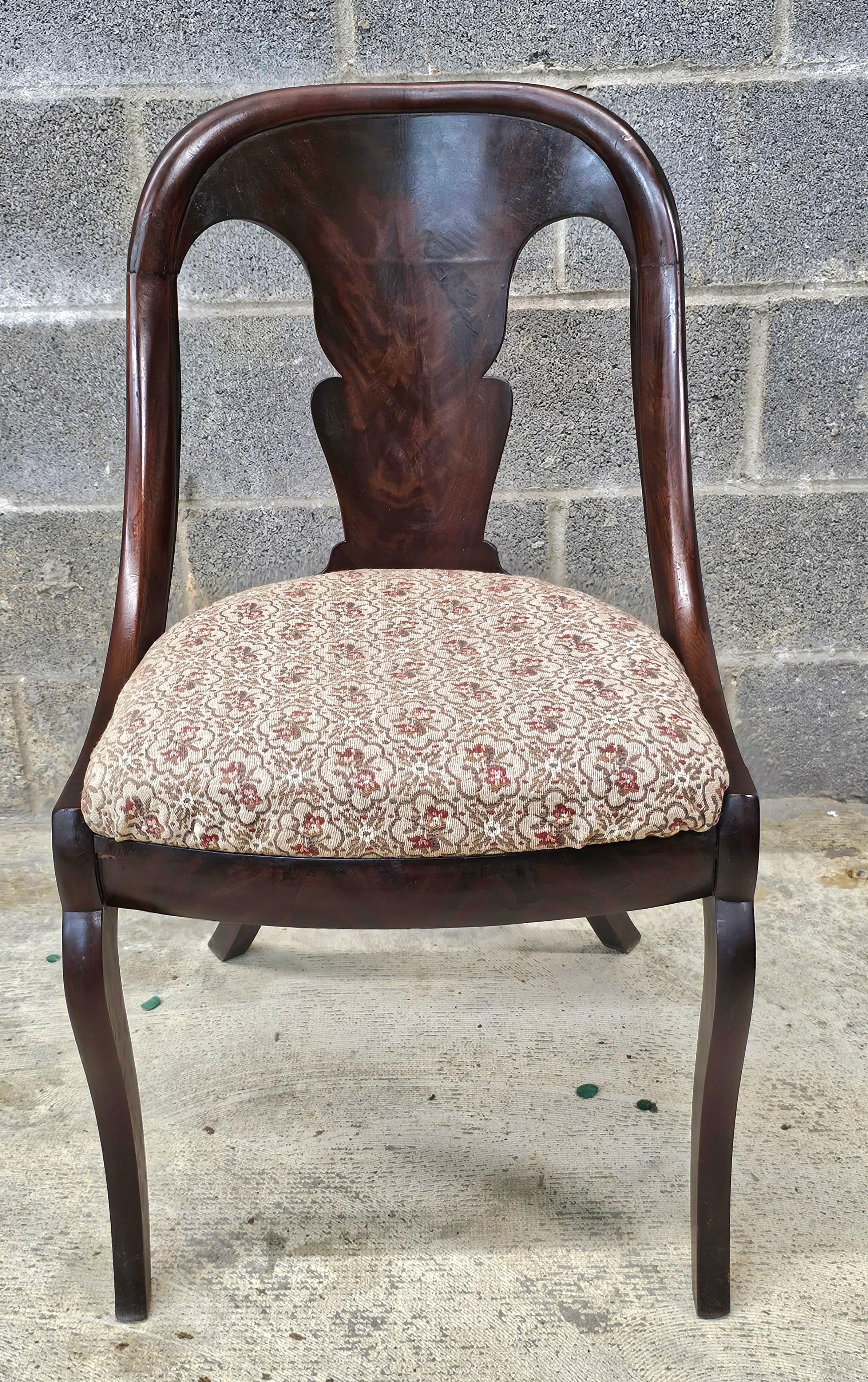 George III American Mahogany and Figured Mahogany Veneered Gondola Chair, Circa 1815- 1830s For Sale