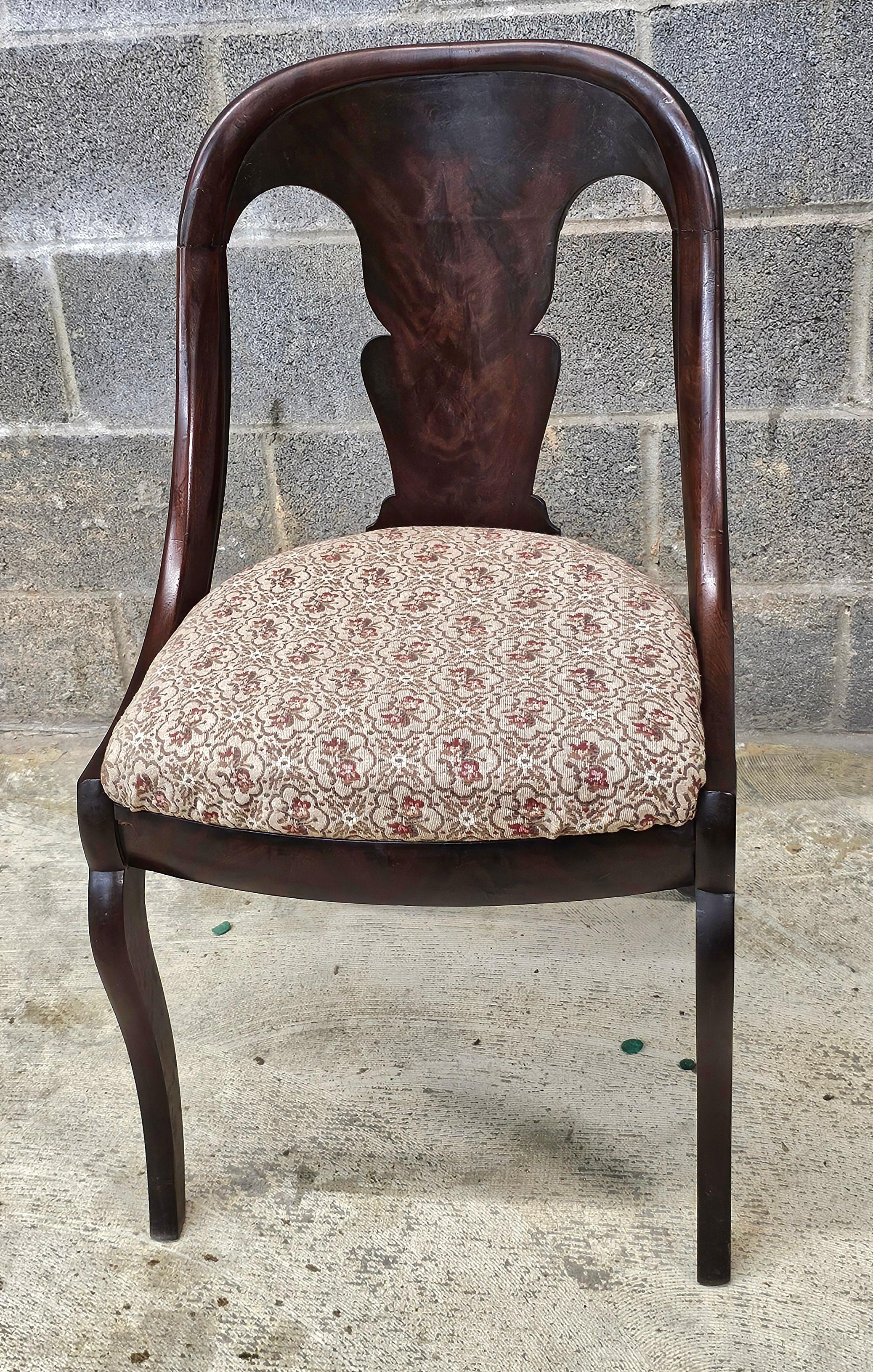 Stained American Mahogany and Figured Mahogany Veneered Gondola Chair, Circa 1815- 1830s For Sale