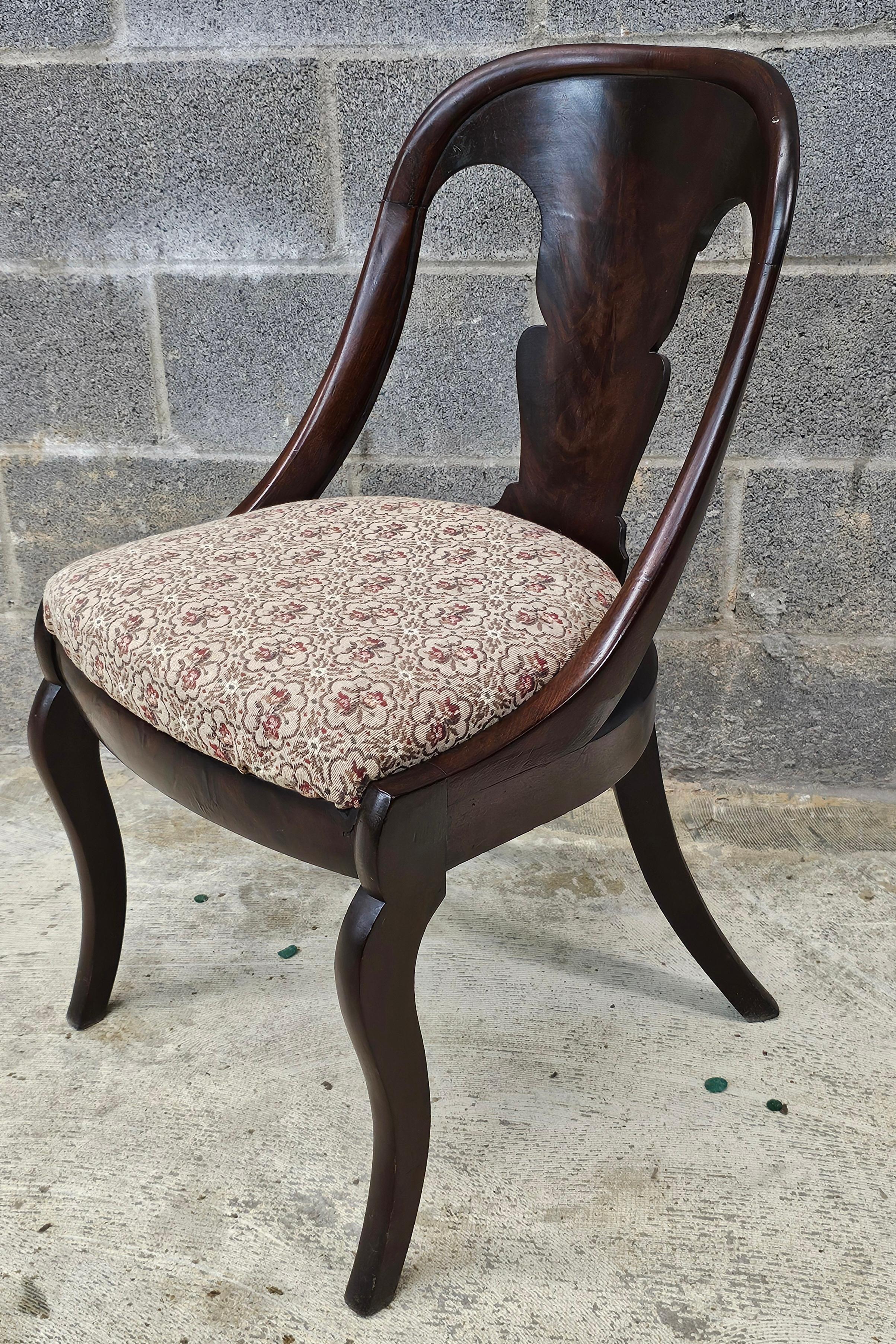 American Mahogany and Figured Mahogany Veneered Gondola Chair, Circa 1815- 1830s In Good Condition For Sale In Germantown, MD