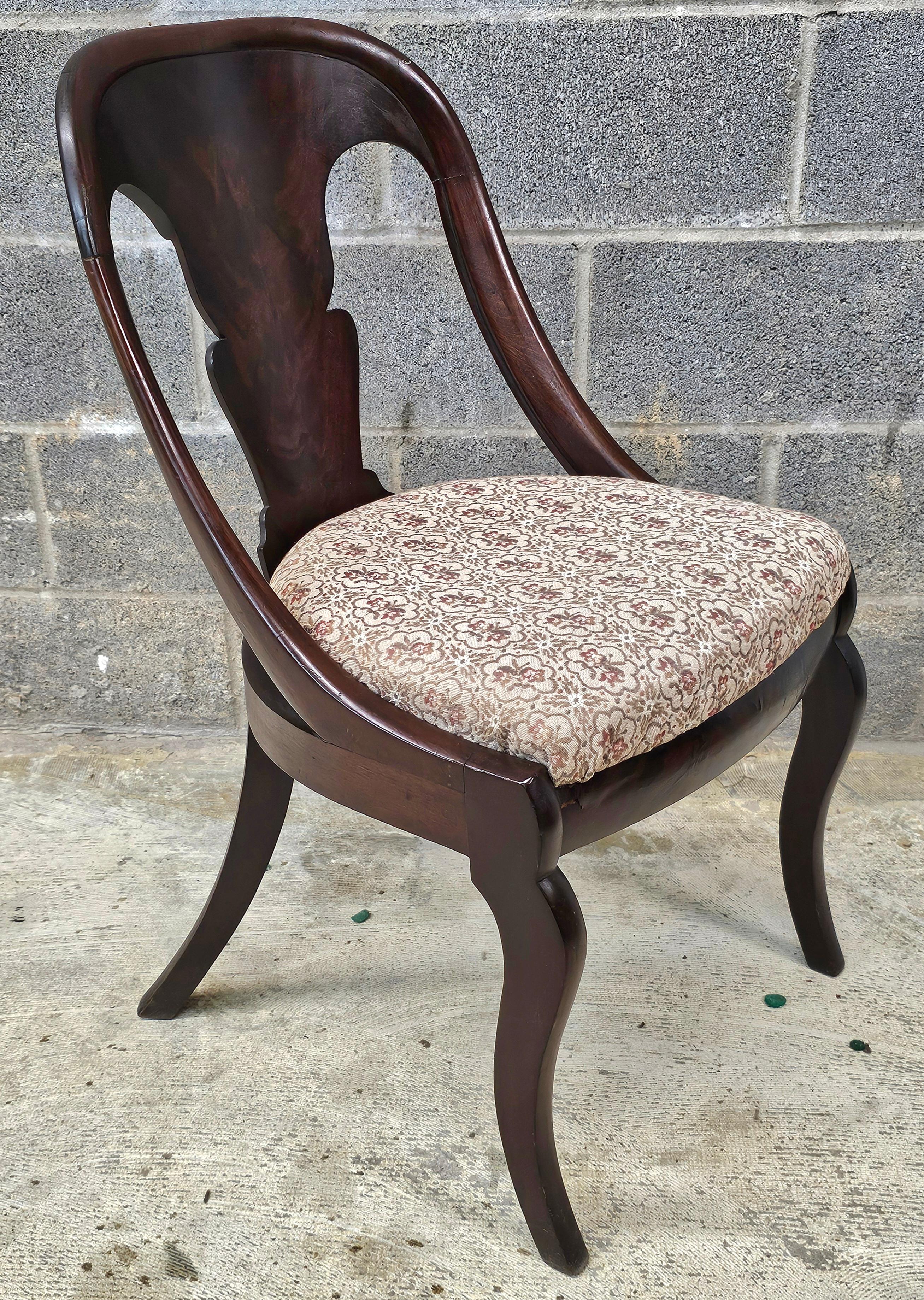 19th Century American Mahogany and Figured Mahogany Veneered Gondola Chair, Circa 1815- 1830s For Sale