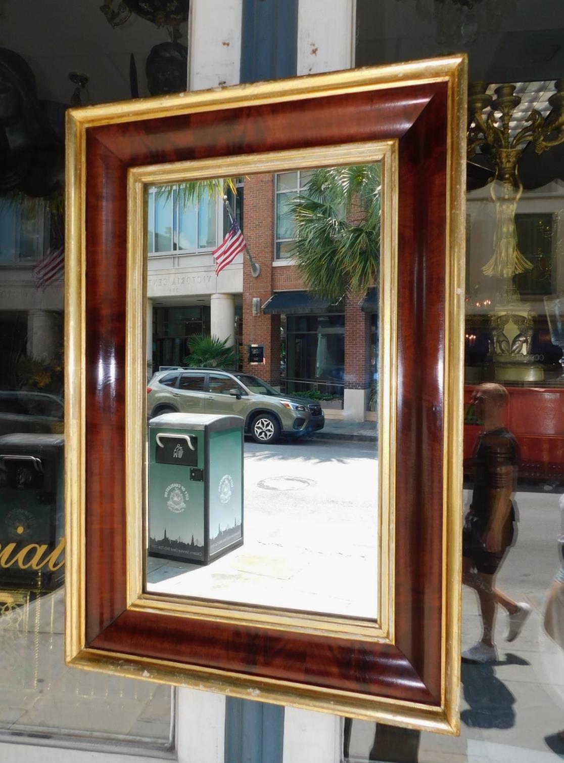 American Mahogany and Gilt Wood Ogee Wall Mirror, Circa 1830 In Excellent Condition For Sale In Hollywood, SC