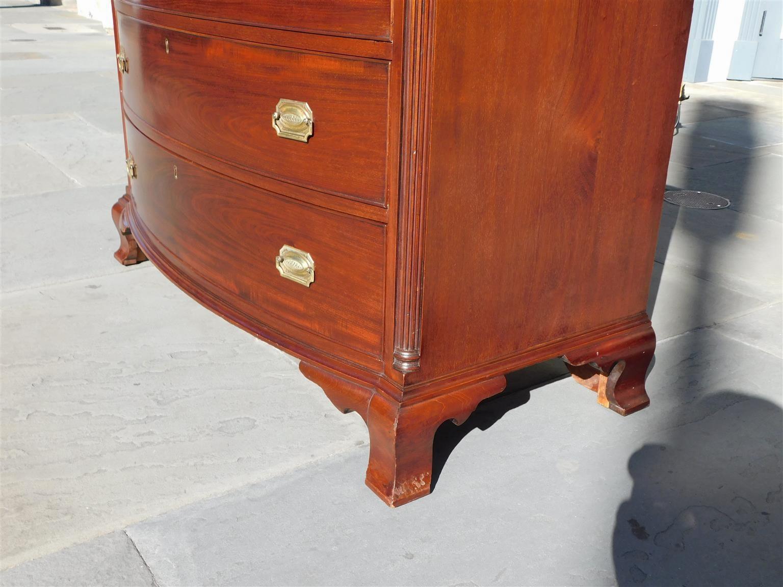 Amerikanische Mahagoni-Kommode mit Bogenfront und geriffelten Quarzsäulen, um 1840 im Angebot 1