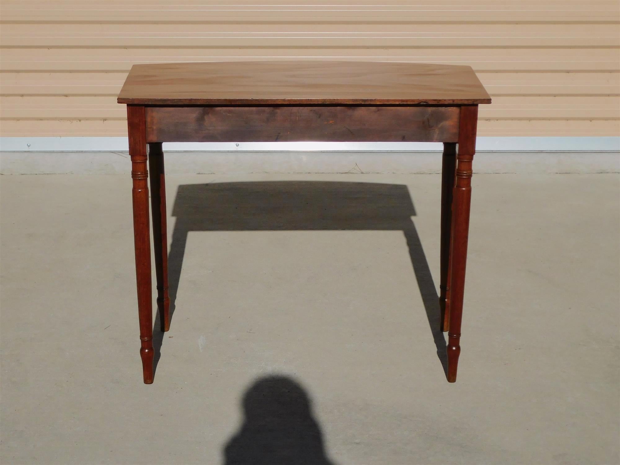 Tavolo da scrittura a un cassetto in mogano americano con gambe anellate e bulbose 1815 in vendita 3