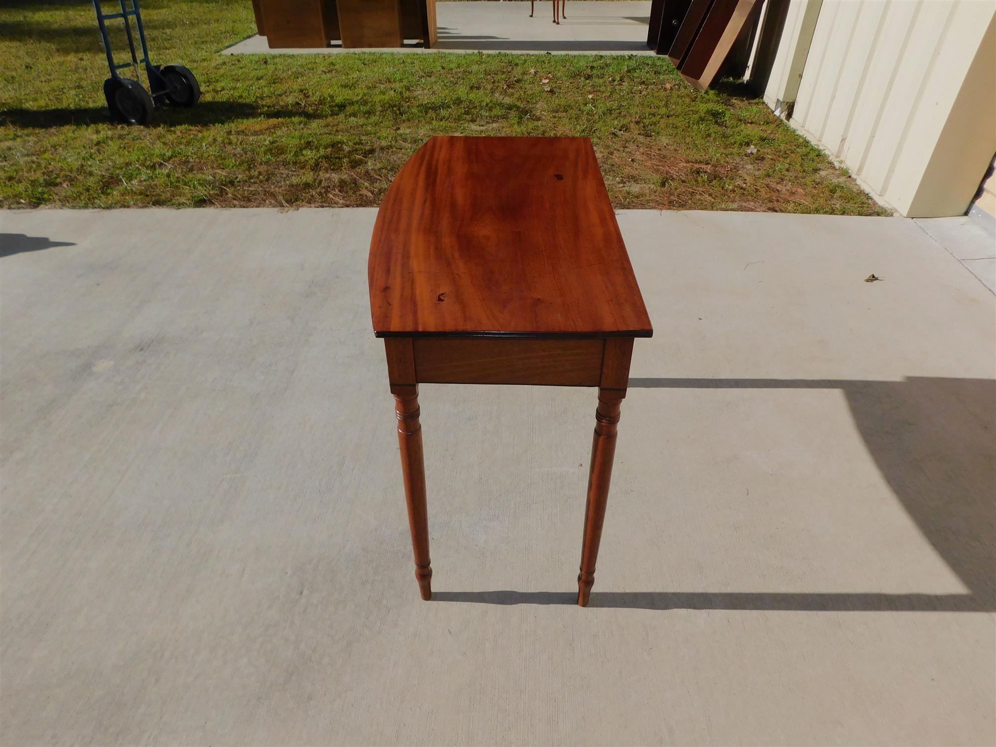 Intagliato a mano Tavolo da scrittura a un cassetto in mogano americano con gambe anellate e bulbose 1815 in vendita