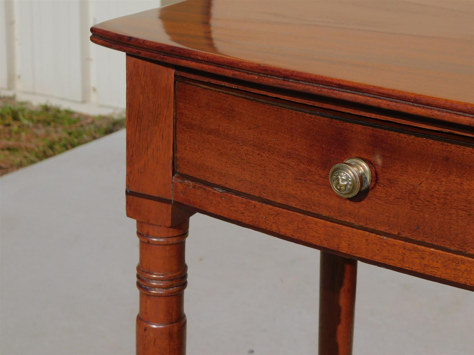 Inizio XIX secolo Tavolo da scrittura a un cassetto in mogano americano con gambe anellate e bulbose 1815 in vendita