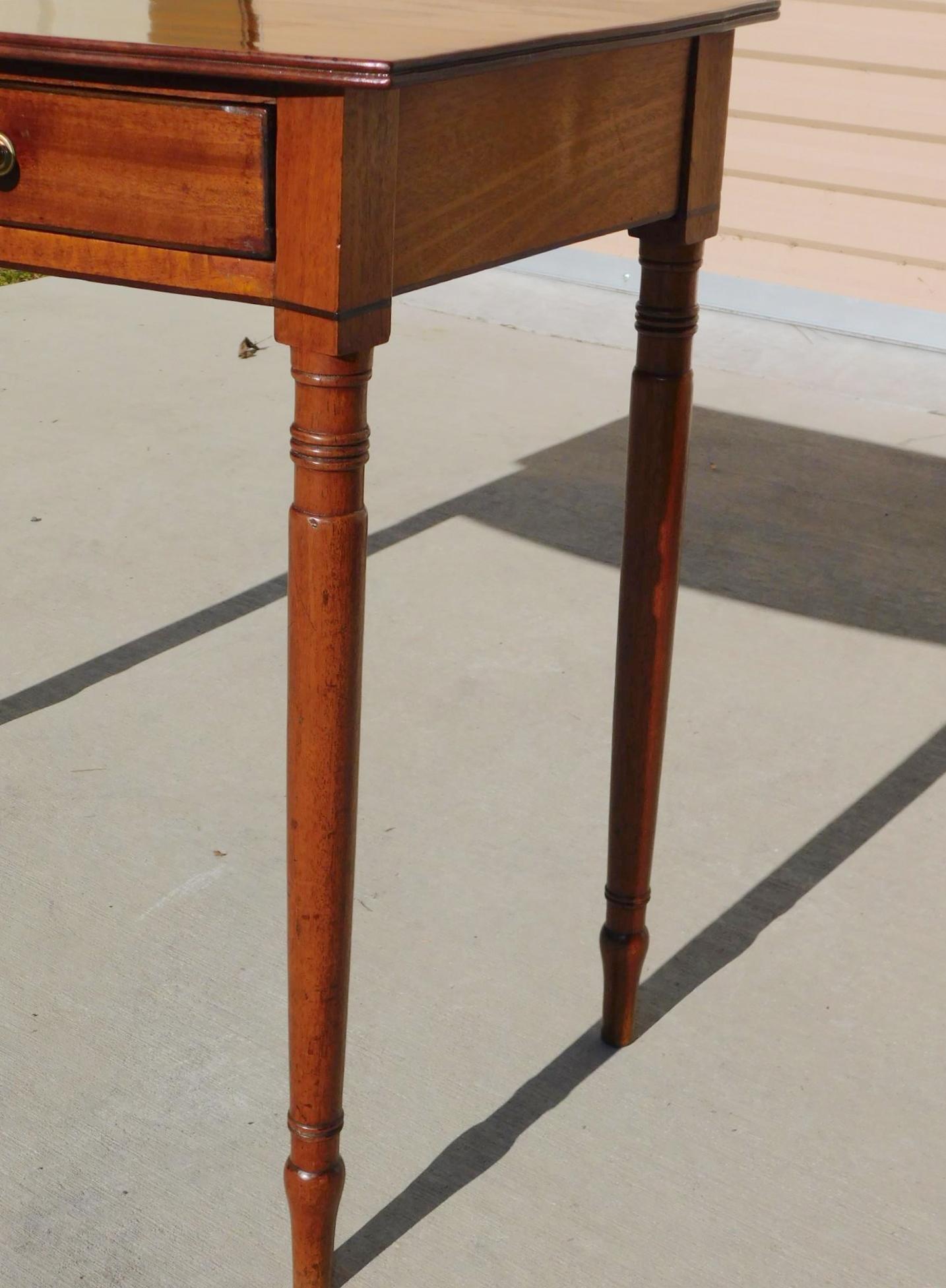 Ottone Tavolo da scrittura a un cassetto in mogano americano con gambe anellate e bulbose 1815 in vendita