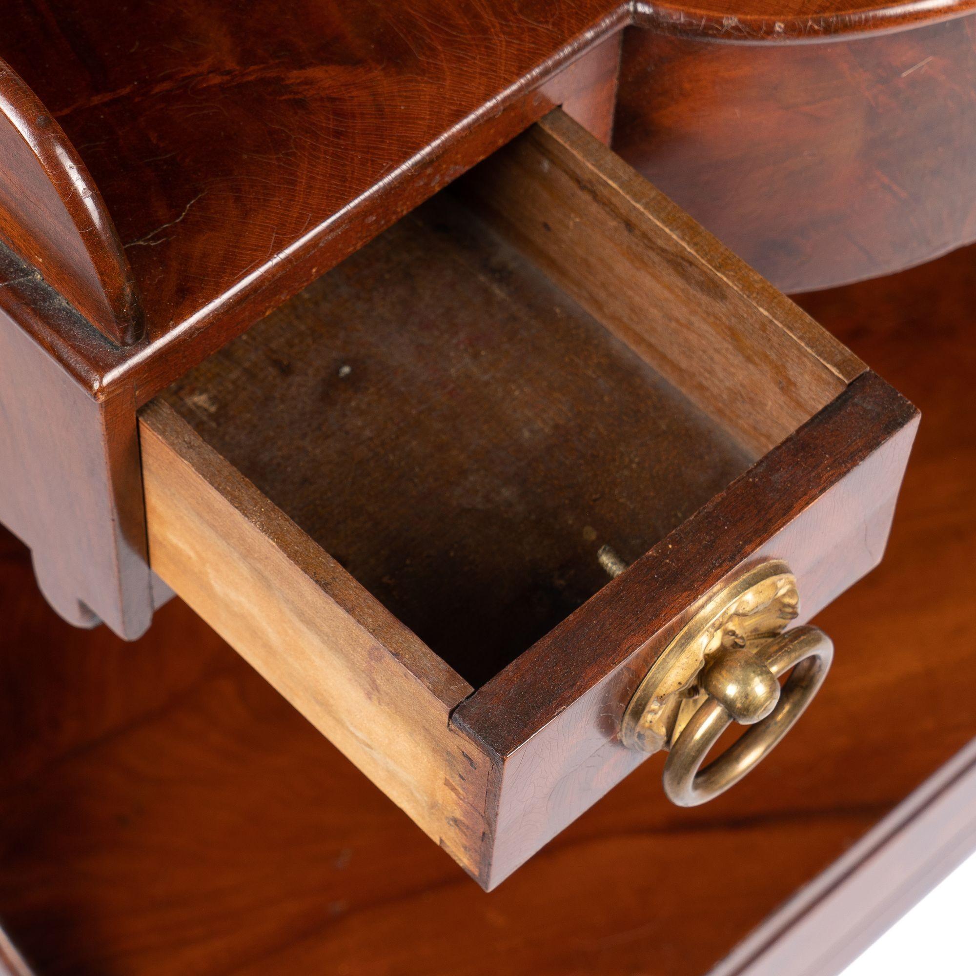 Comò Demilune in mogano americano con rotelle in ottone, 1830 in vendita 3