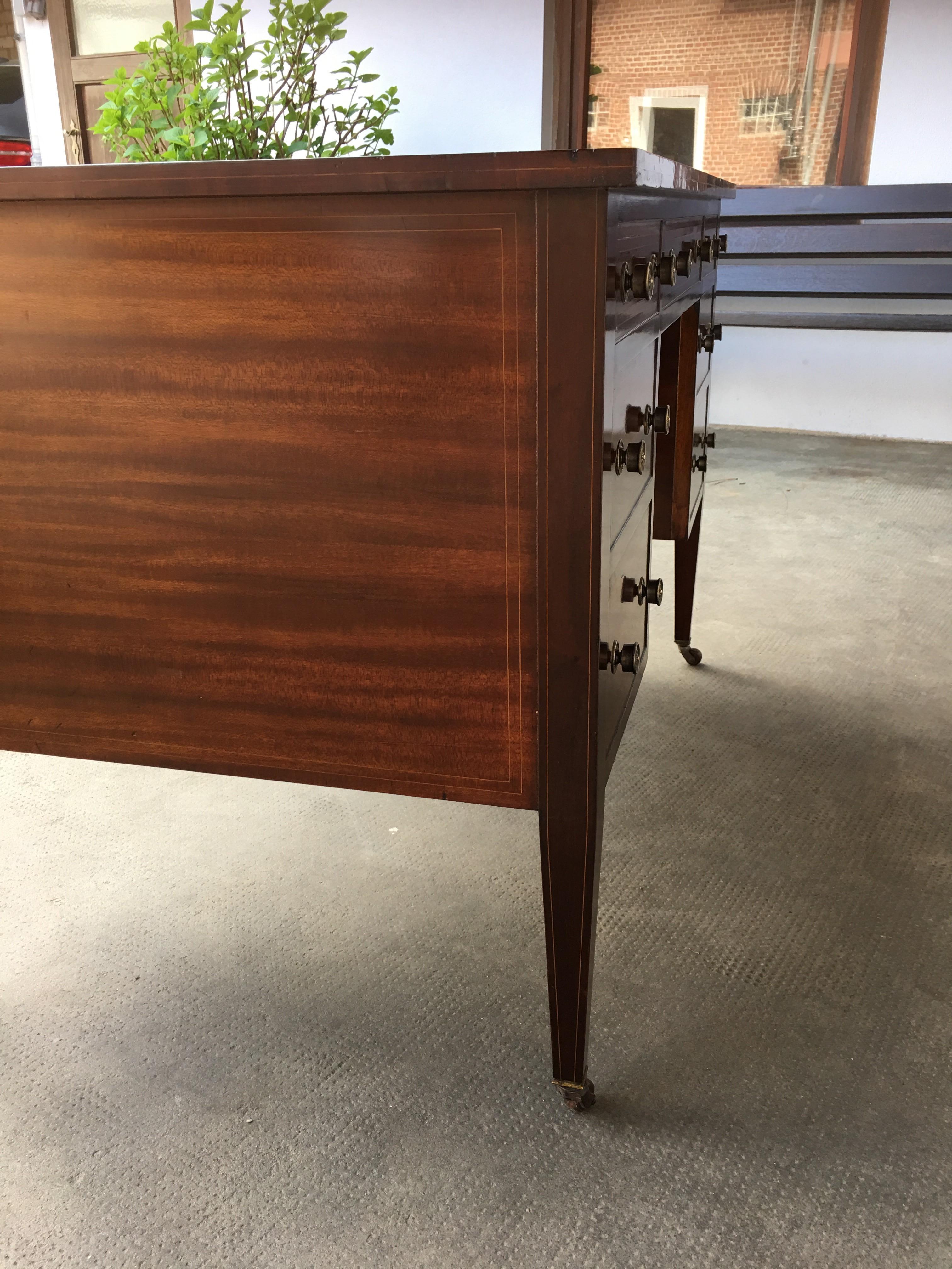 American Mahogany Desk with Leather and Gold Edge In Good Condition For Sale In Senden, NRW