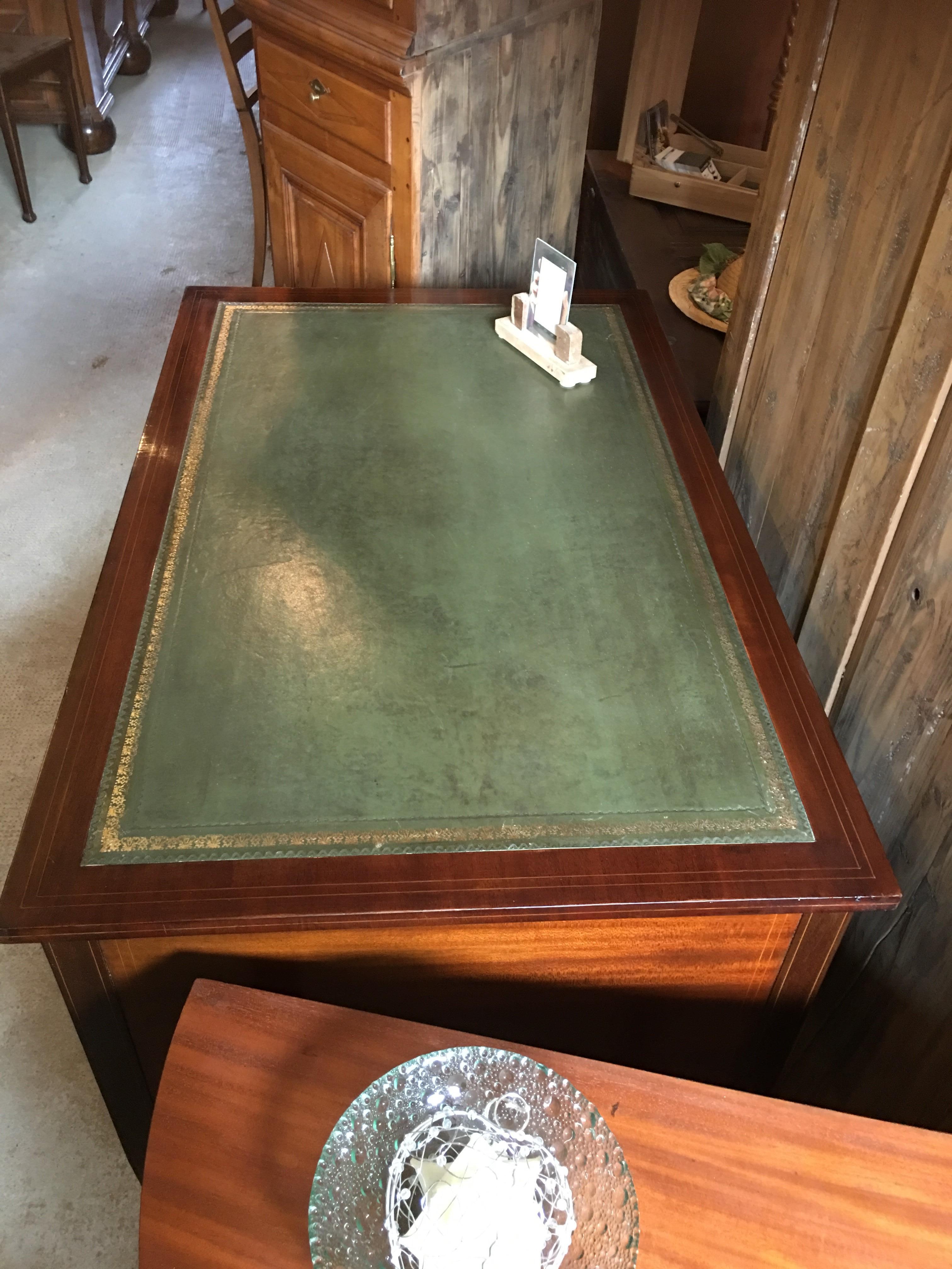 Early 20th Century American Mahogany Desk with Leather and Gold Edge For Sale