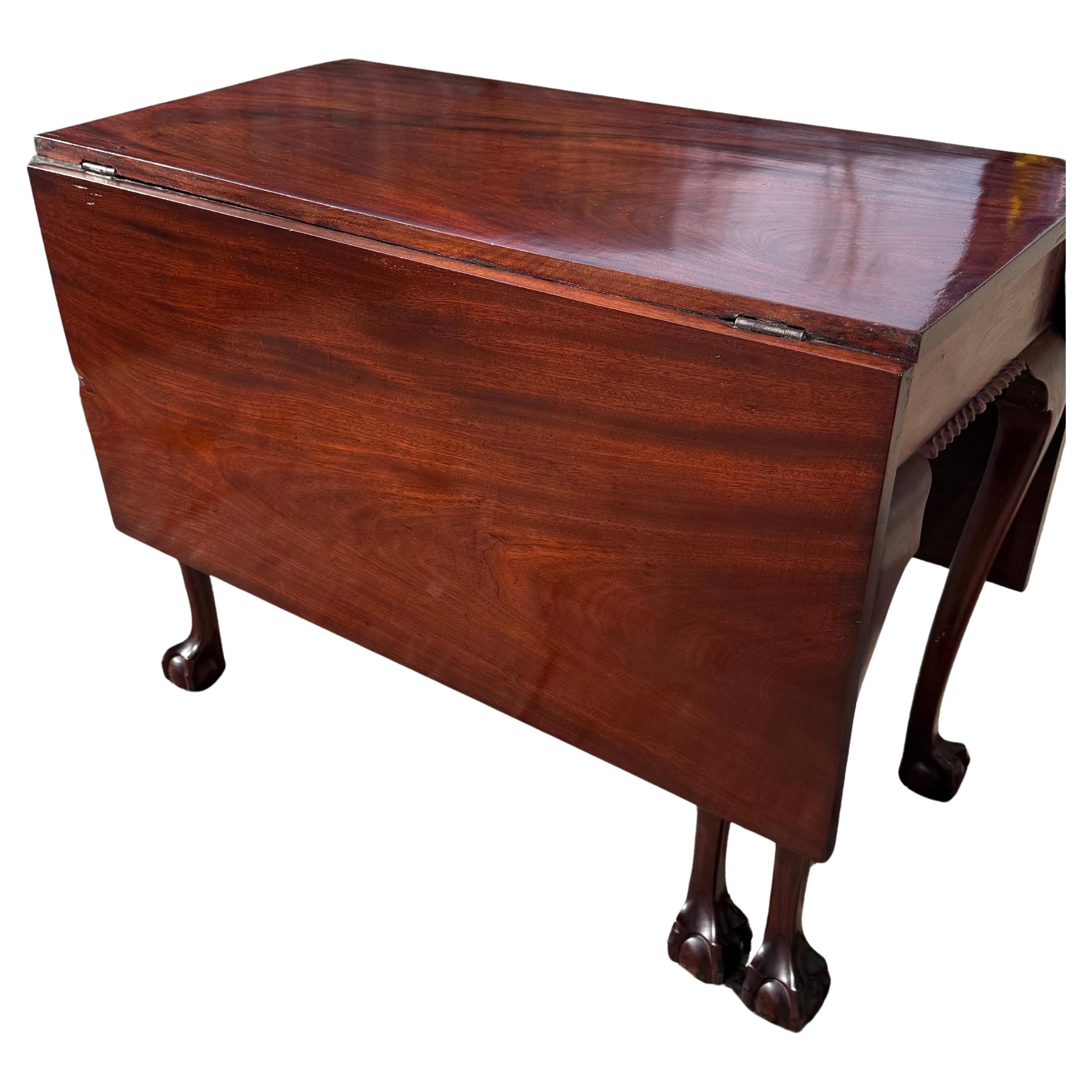 Table à feuilles tombantes en acajou de la fin du XVIIIe siècle

chaque côté avec patte Gate Bord et pattes sculptés 