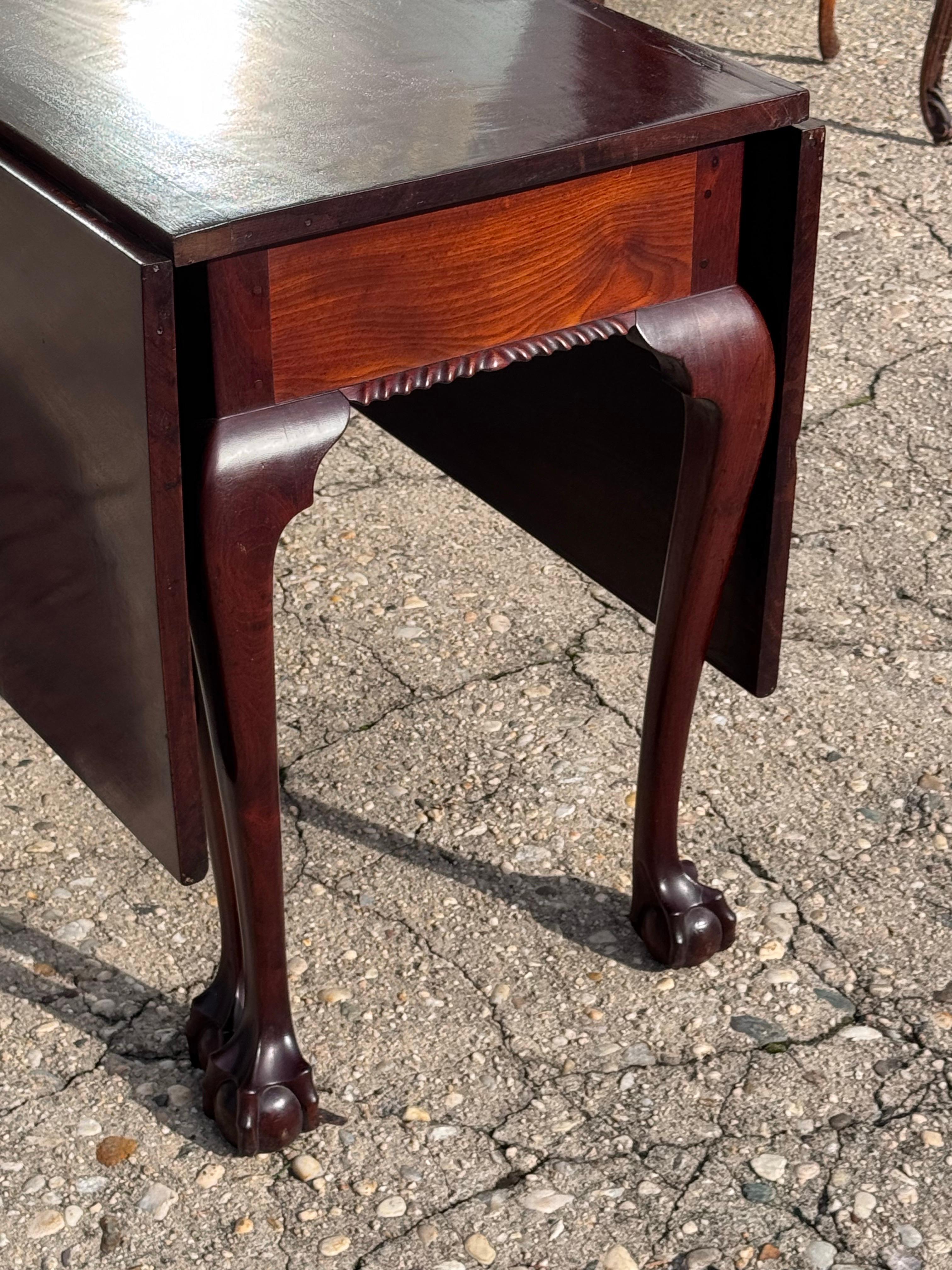 Sculpté Table à abattant en acajou américain en vente