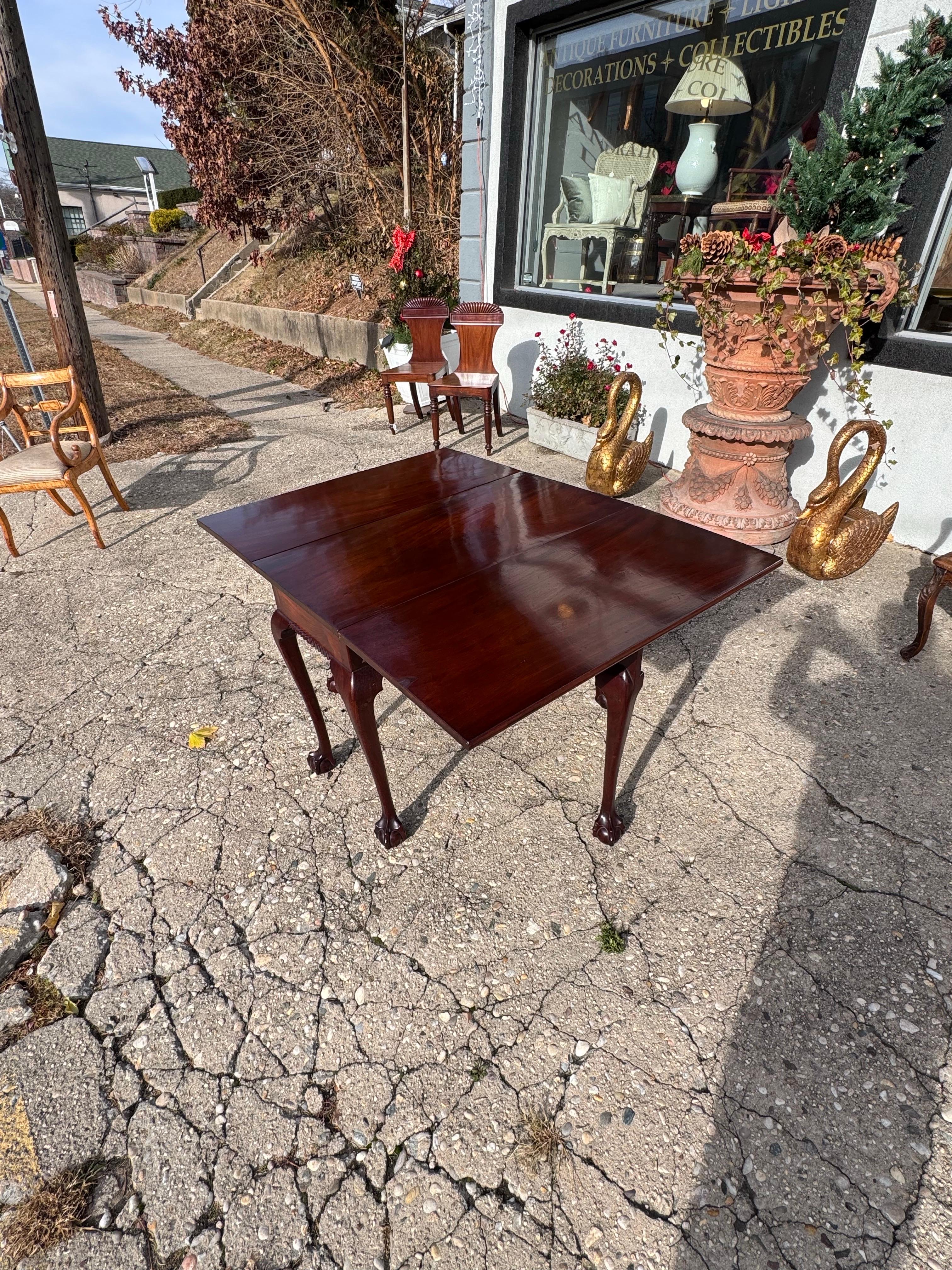 XVIIIe siècle Table à abattant en acajou américain en vente