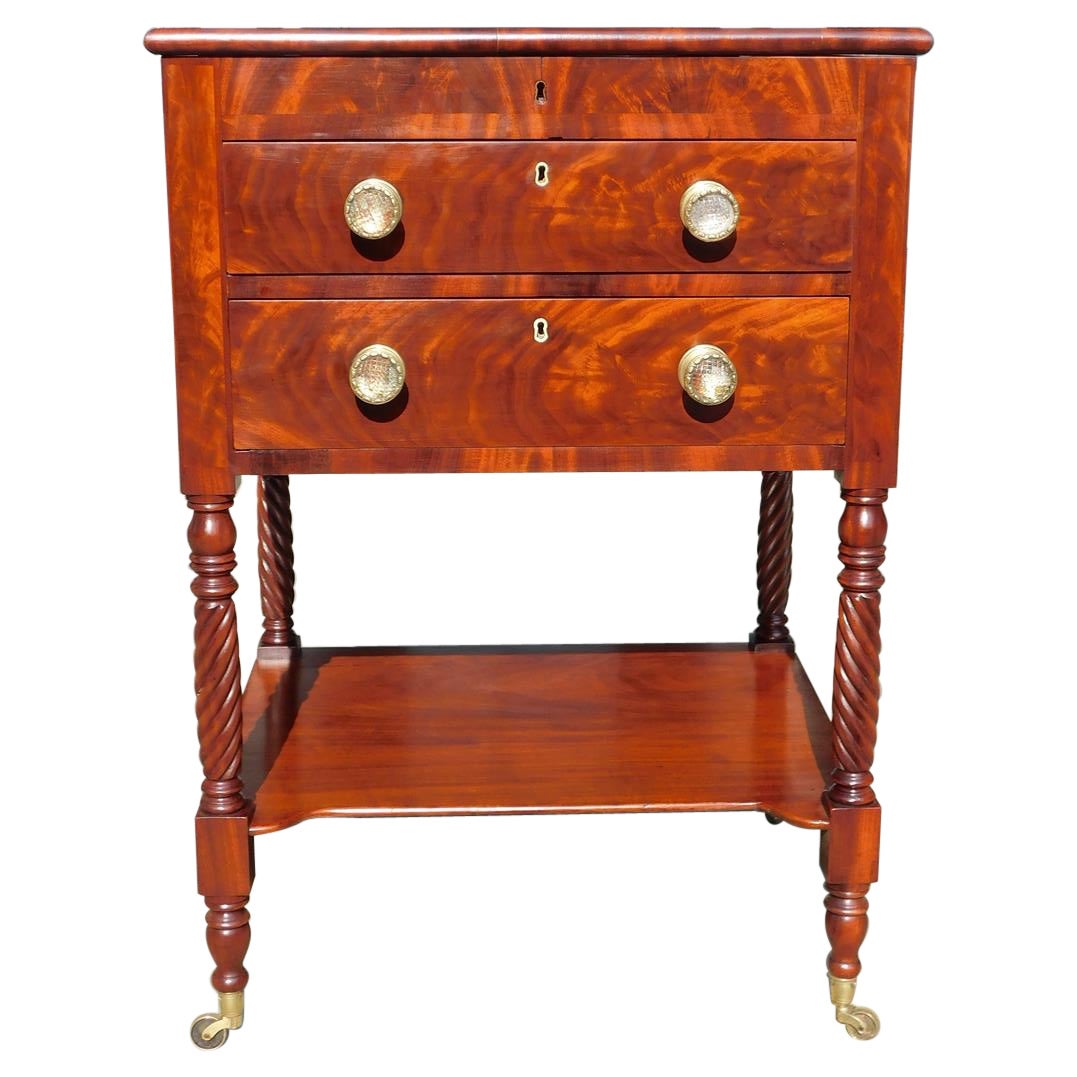Table de travail fédérale américaine en acajou avec pieds torsadés à torsion d'orge sur roulettes, vers 1810
