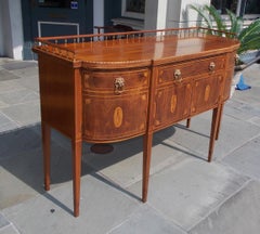 Buffet de galerie en acajou américain avec incrustations de coquille de conque et de Patera. C. 1840