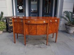 Buffet américain en acajou Hepplewhite serpentine incrustée de bois de satin:: circa 1790