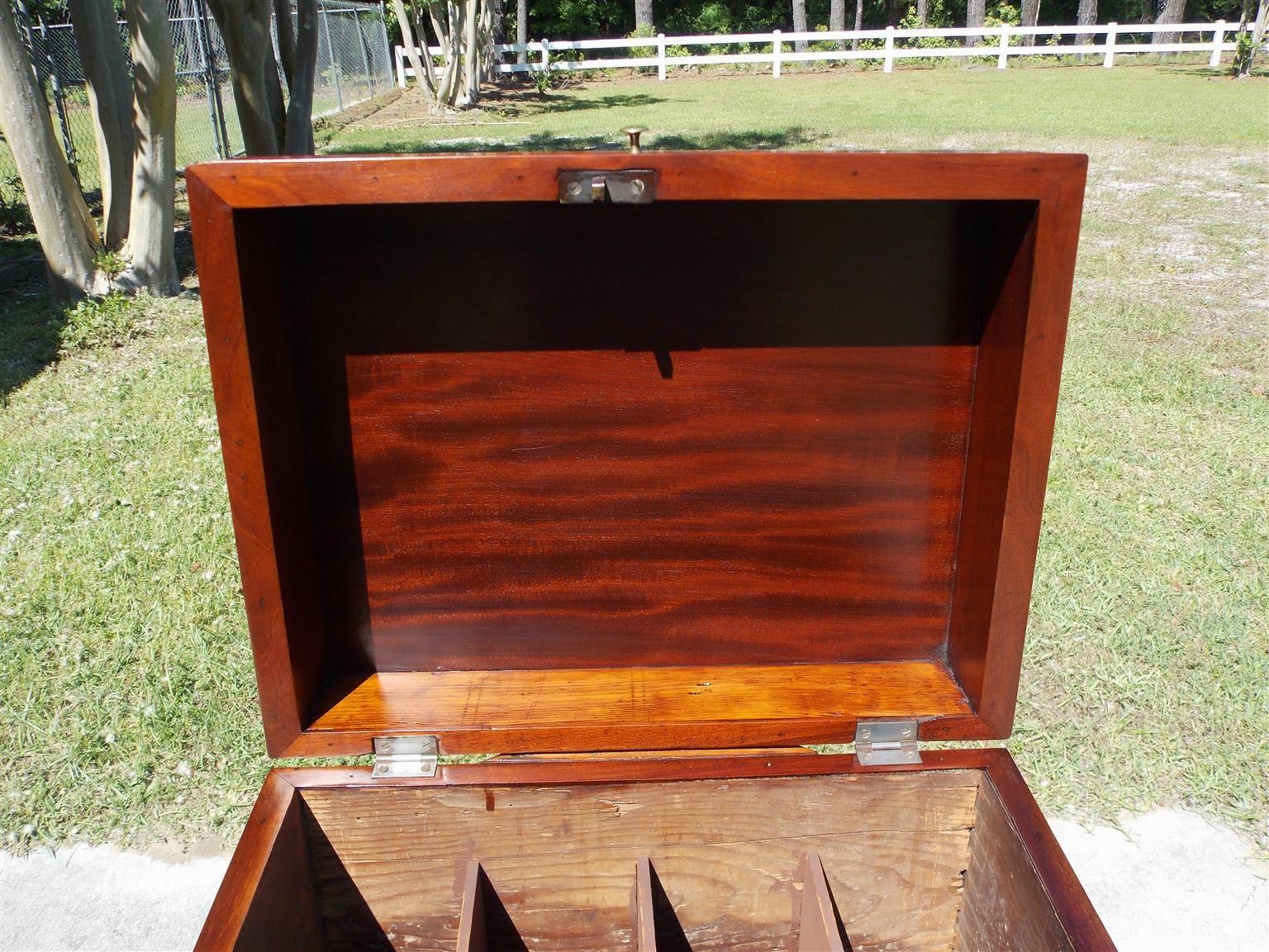 American Mahogany Hinged Bottle Box on Stand with Exposed Dovetails, Circa 1800 In Excellent Condition For Sale In Hollywood, SC